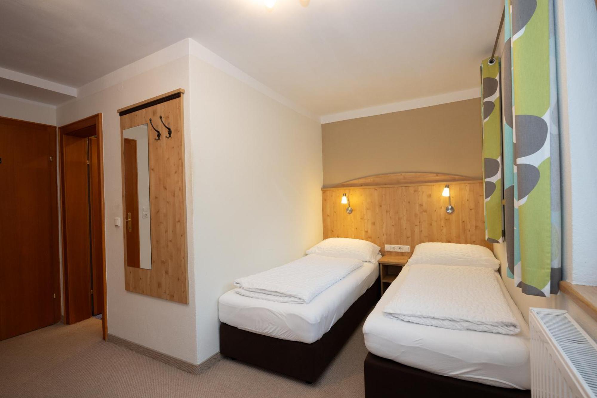Twin Room,1658755322:JPEG