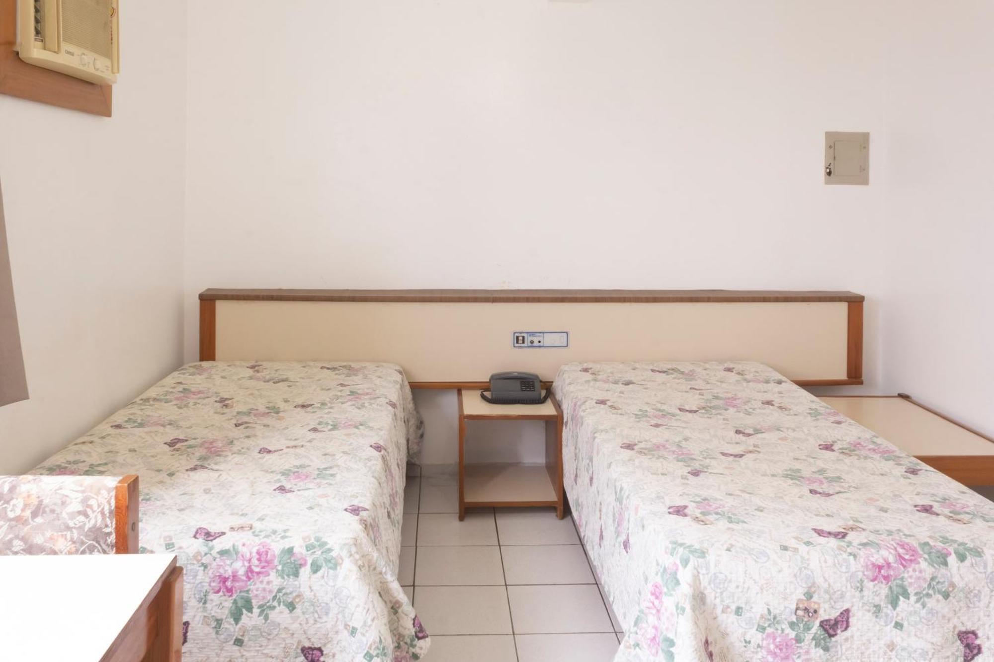 Quarto com 2 Camas de Solteiro