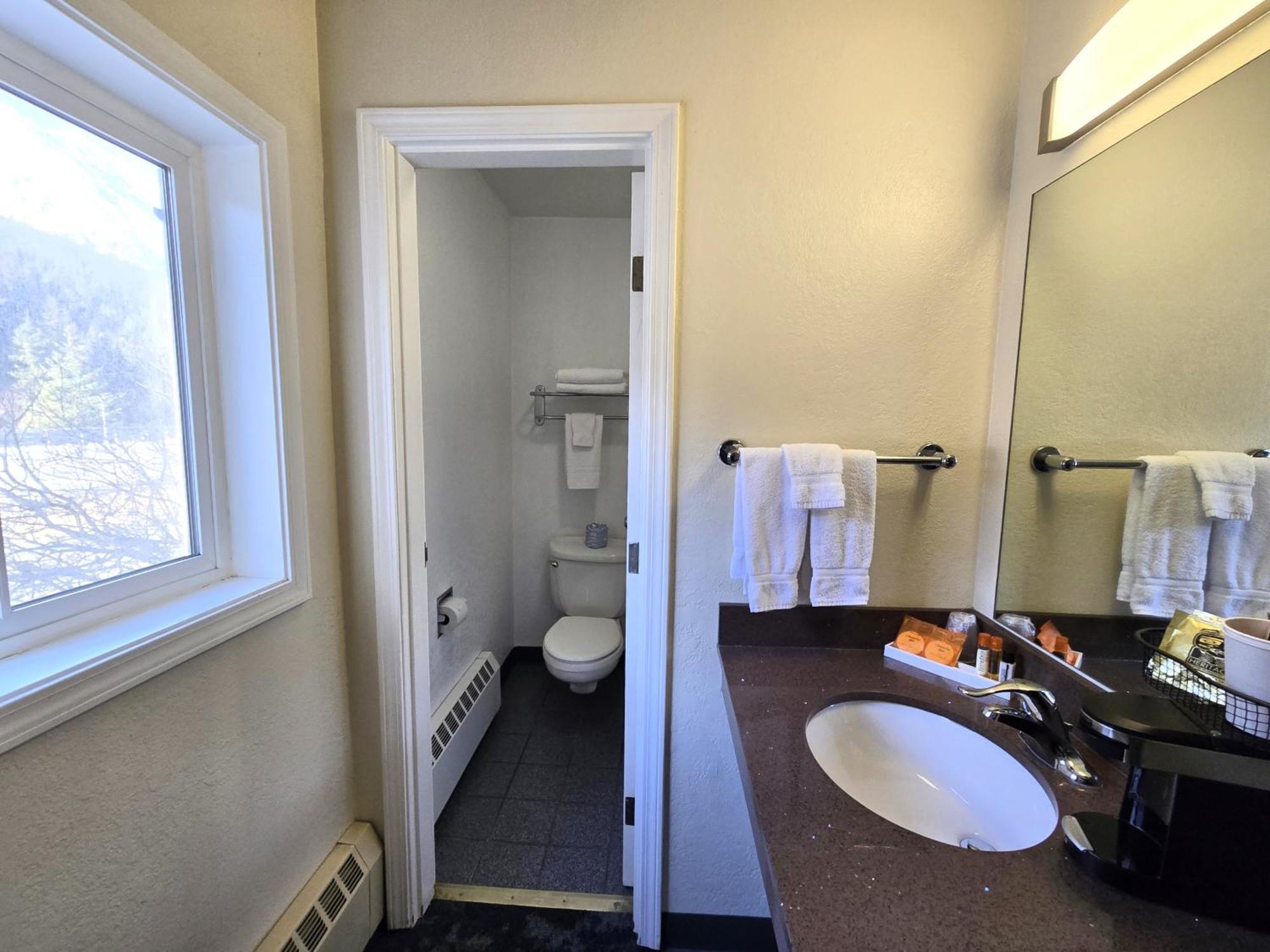 Standard Queen 2 beds Motel Style