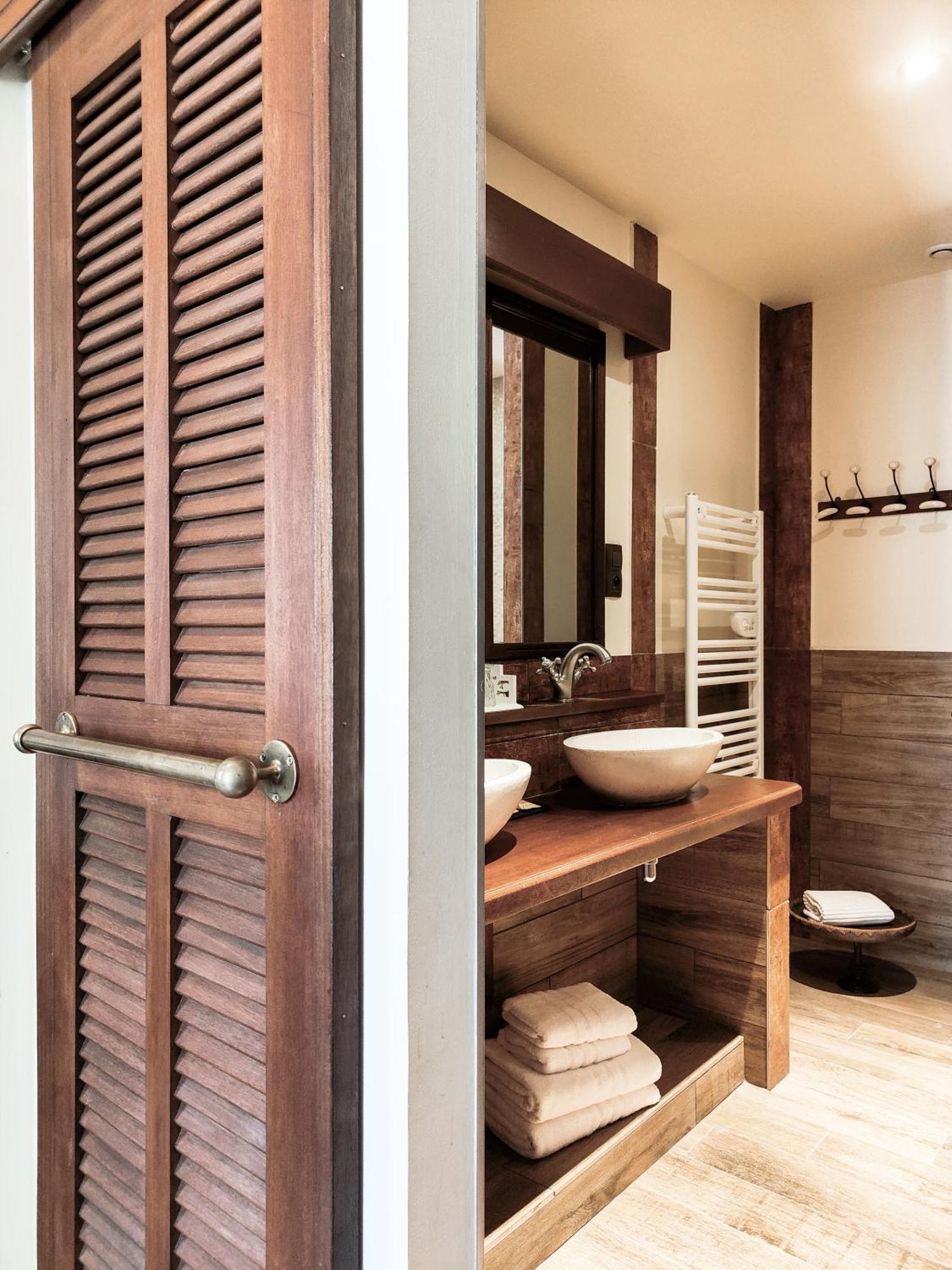 Classic Double Room Shower,1658766304:JPEG