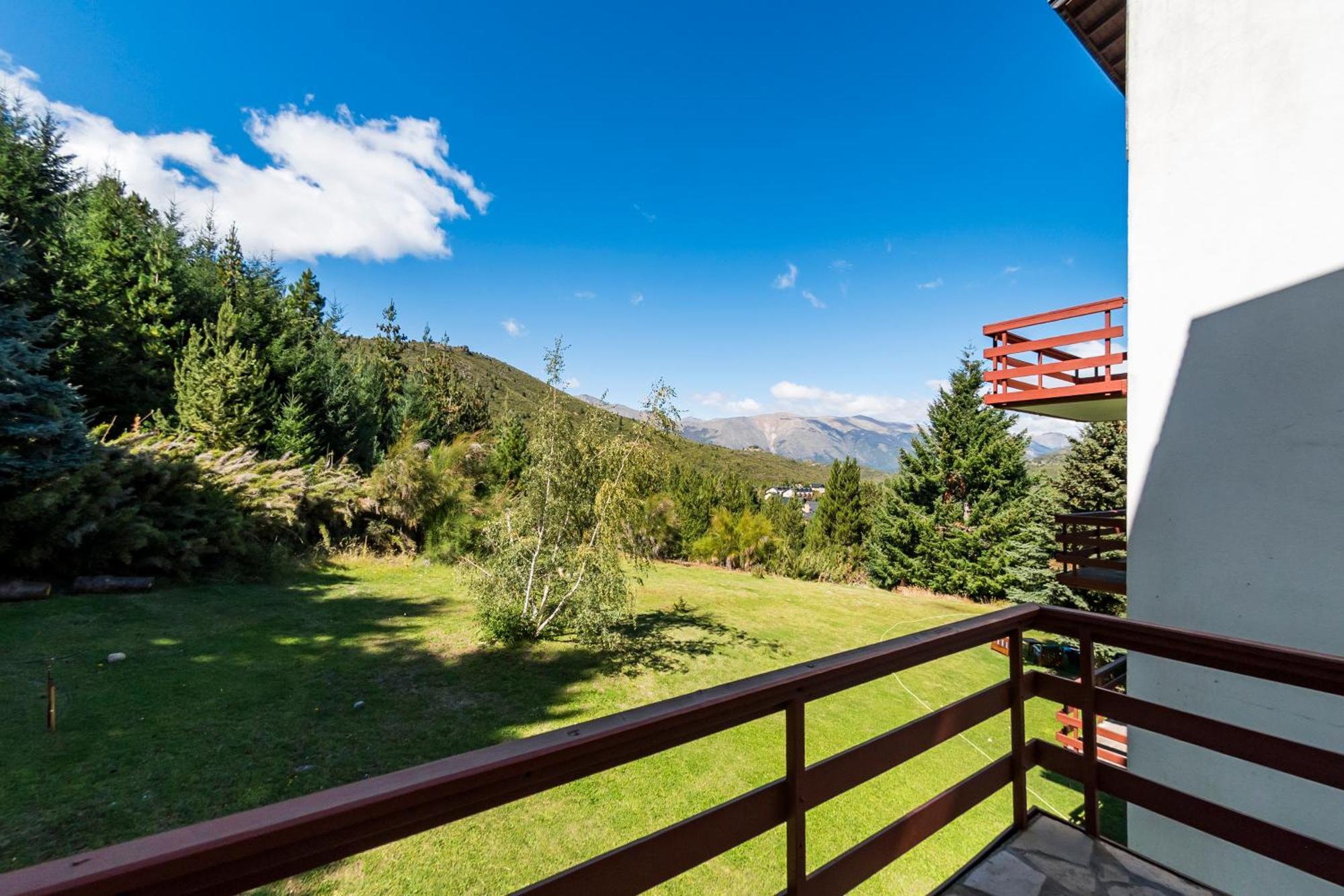 One-Bedroom Apartment Balcony Mountain View