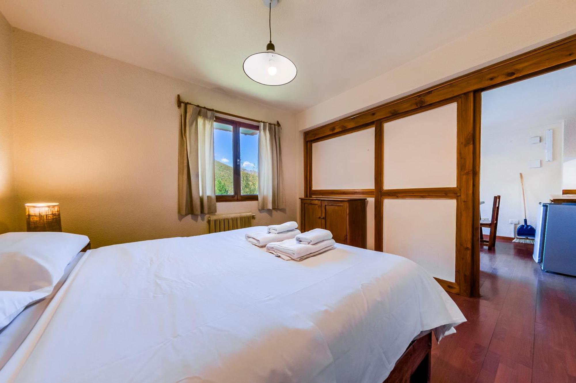 One-Bedroom Apartment Balcony Mountain View
