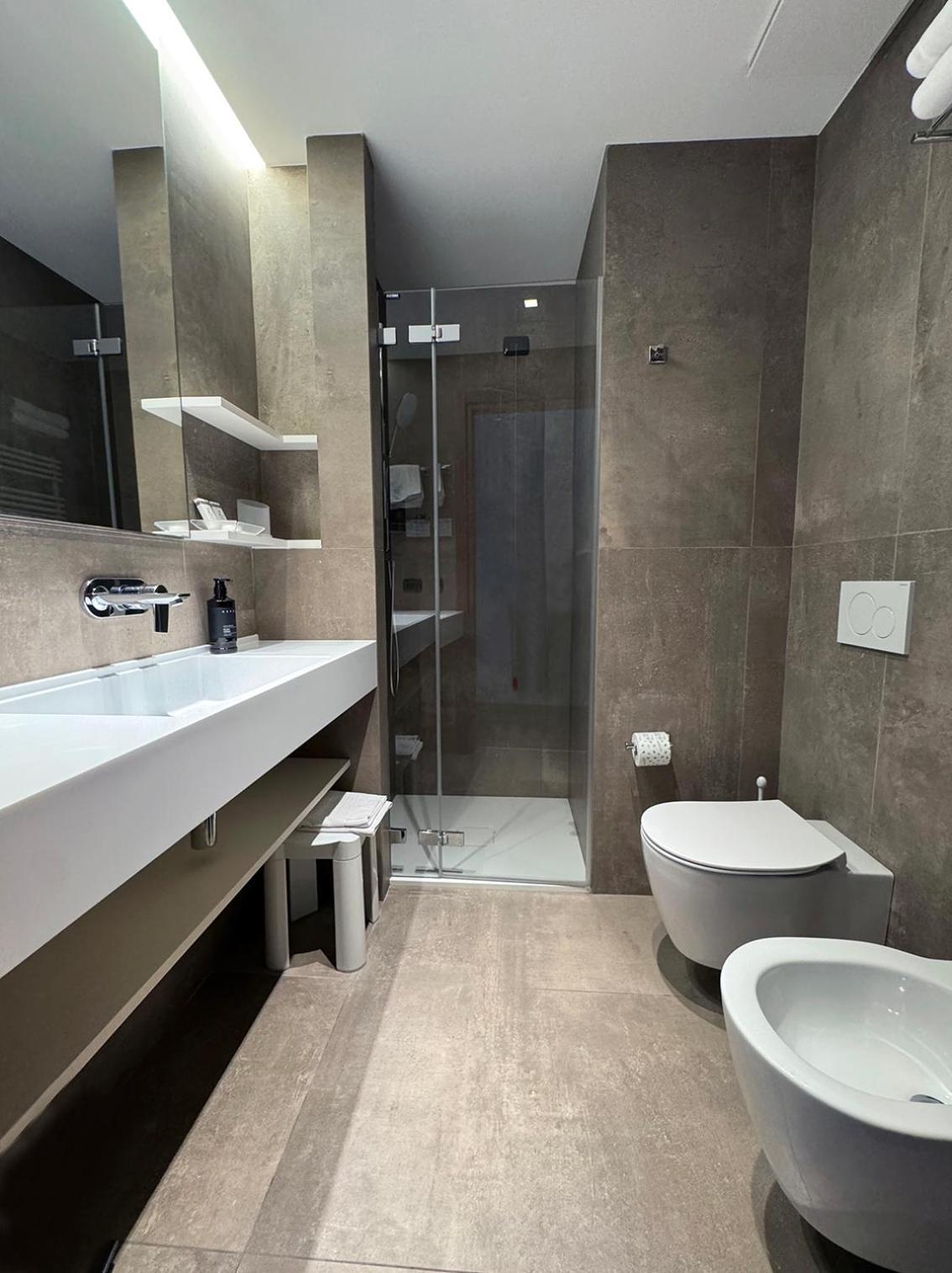 Twin Room with Lake View,1659462979:JPEG