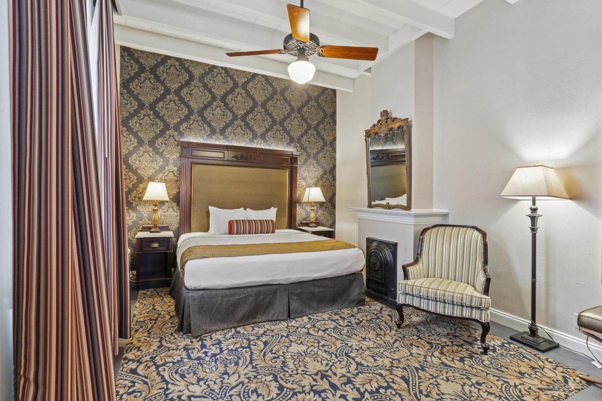 Deluxe Queen Room