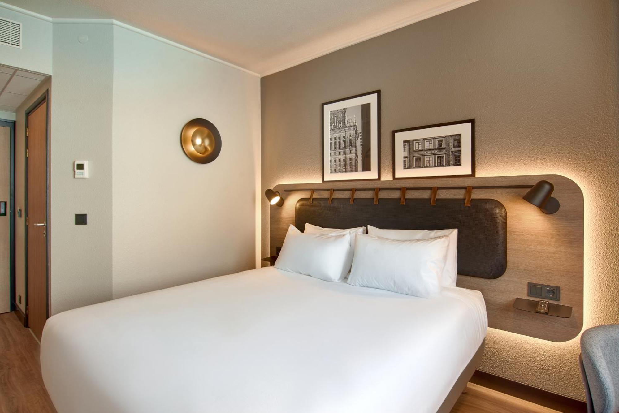 Superior Room 1 Queen Bed,1660282466:JPEG