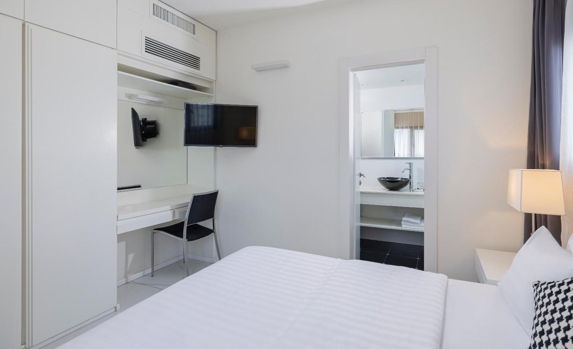 Executive One-Bedroom Suite Balcony Kitchenette & Sea View