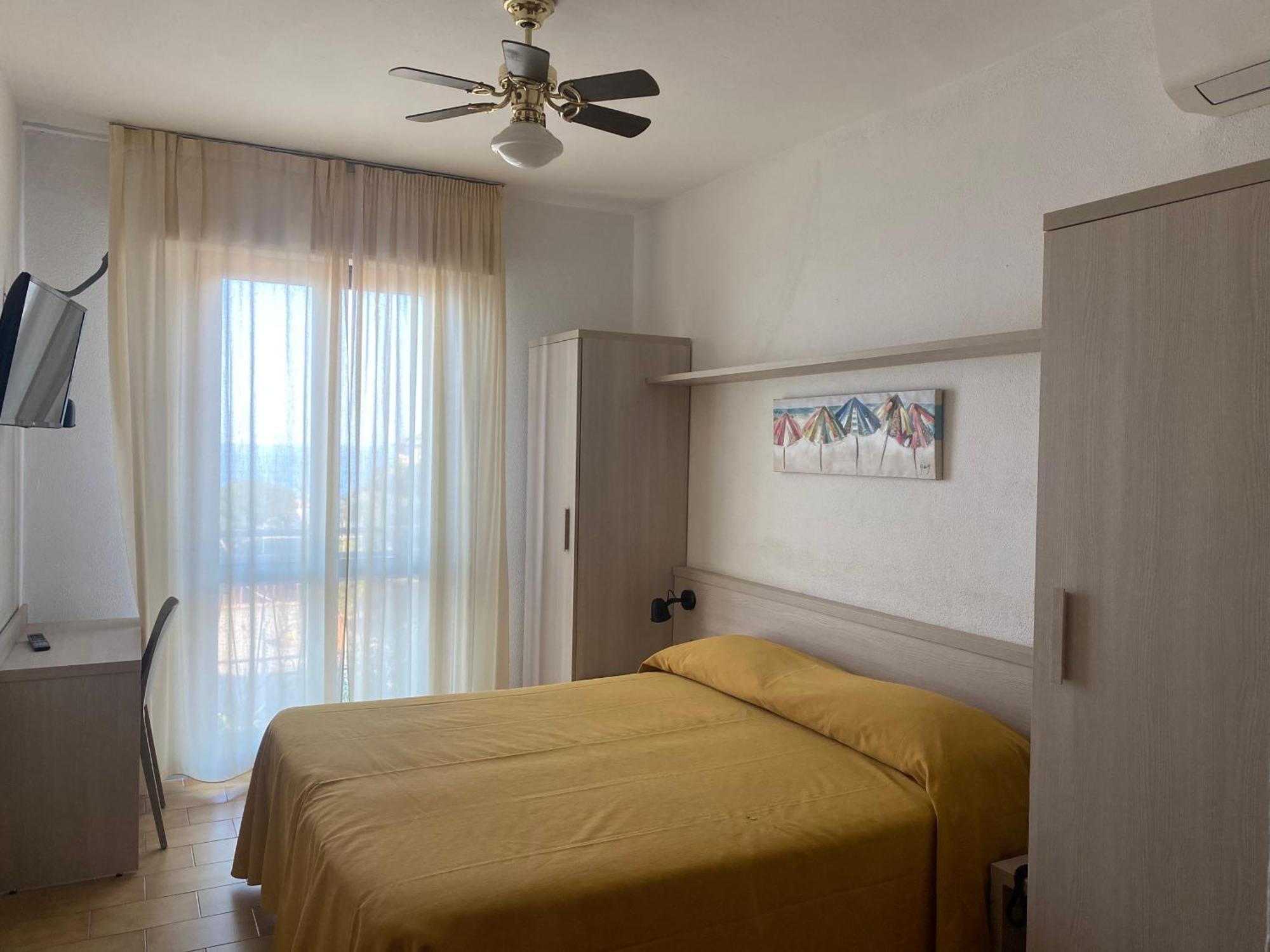 Small Double Room,786192678:JPEG