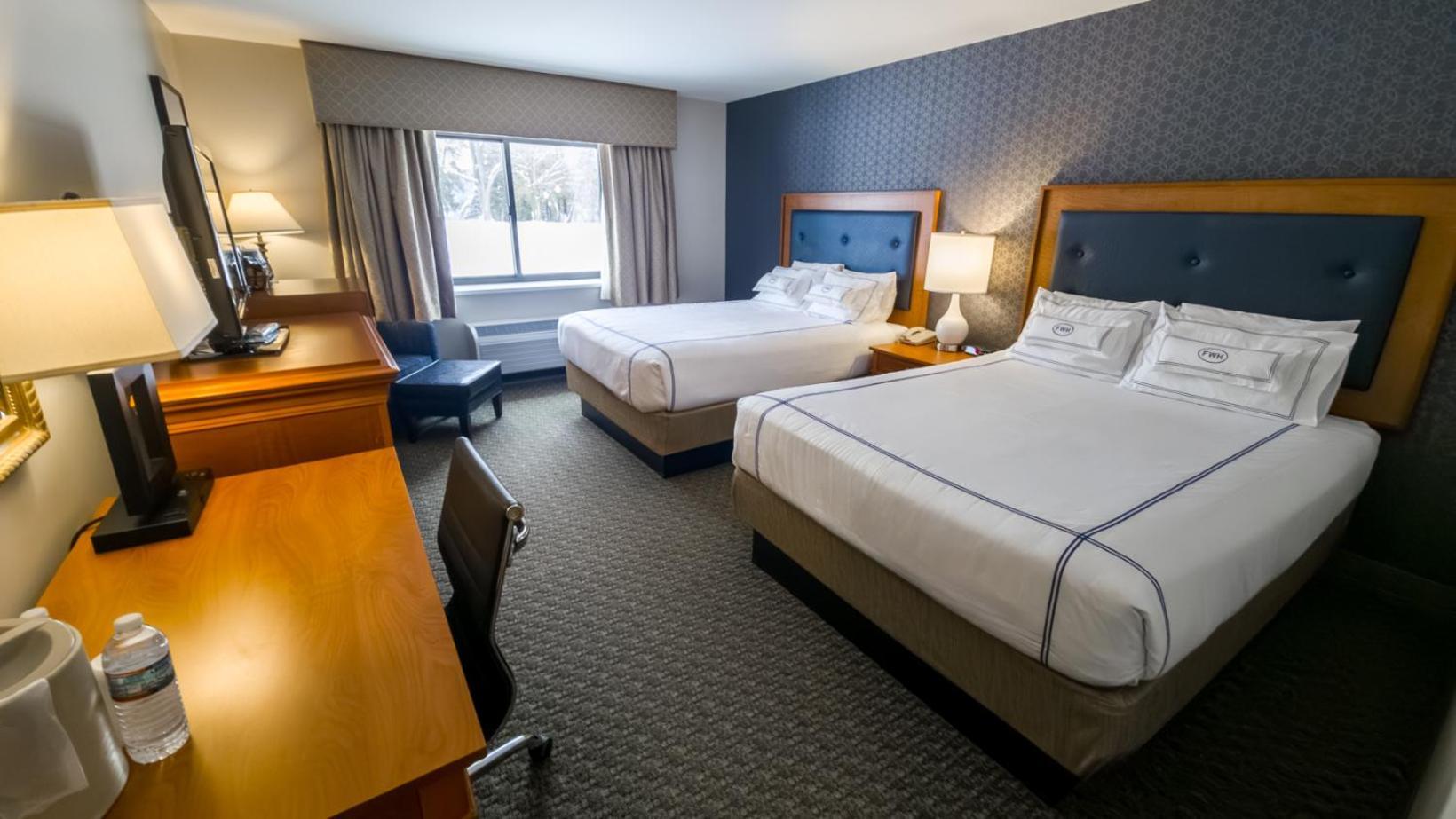 Premium Mountain View Two Queen Beds