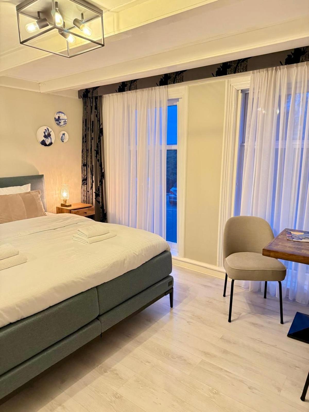 Deluxe Room,1660330303:JPEG