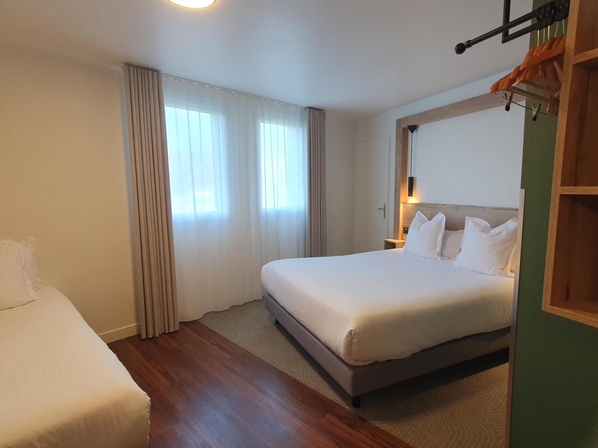 Family Room One Queen Bed One Single Bed Non-Smoking,1661107474:JPEG
