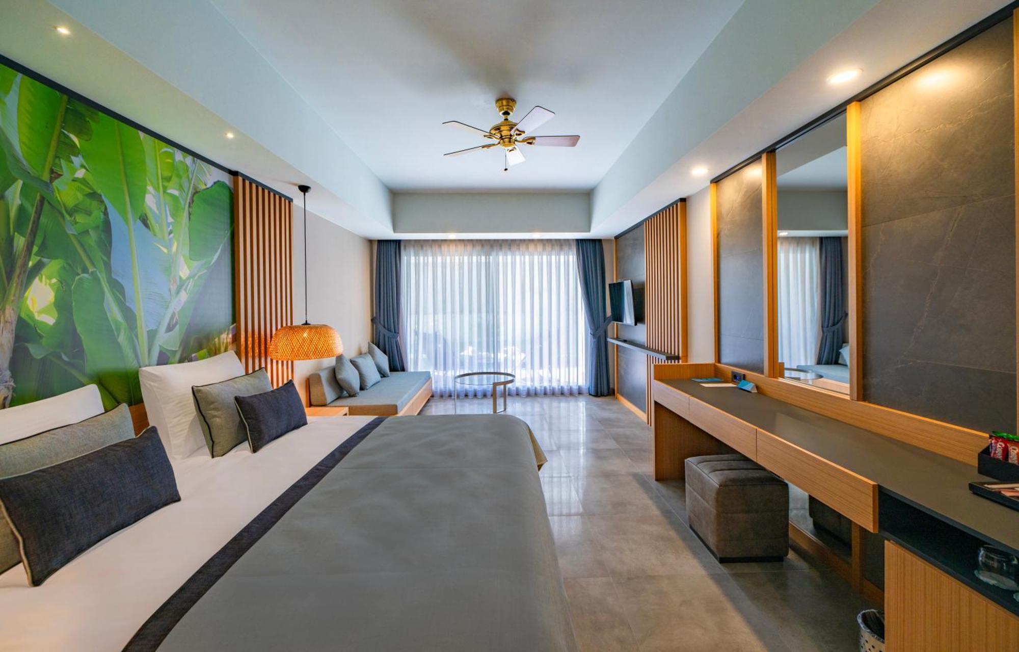 Swim Up Deluxe Room