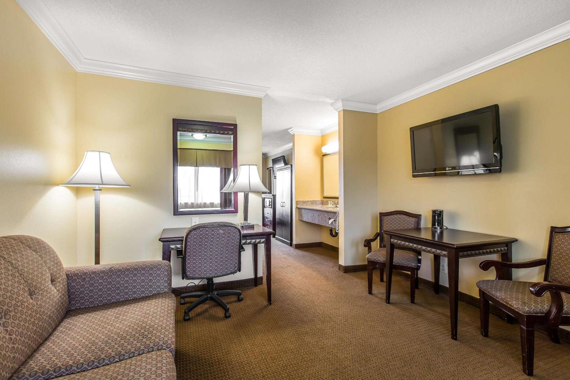 Suite, 1 Queen Bed, Non Smoking