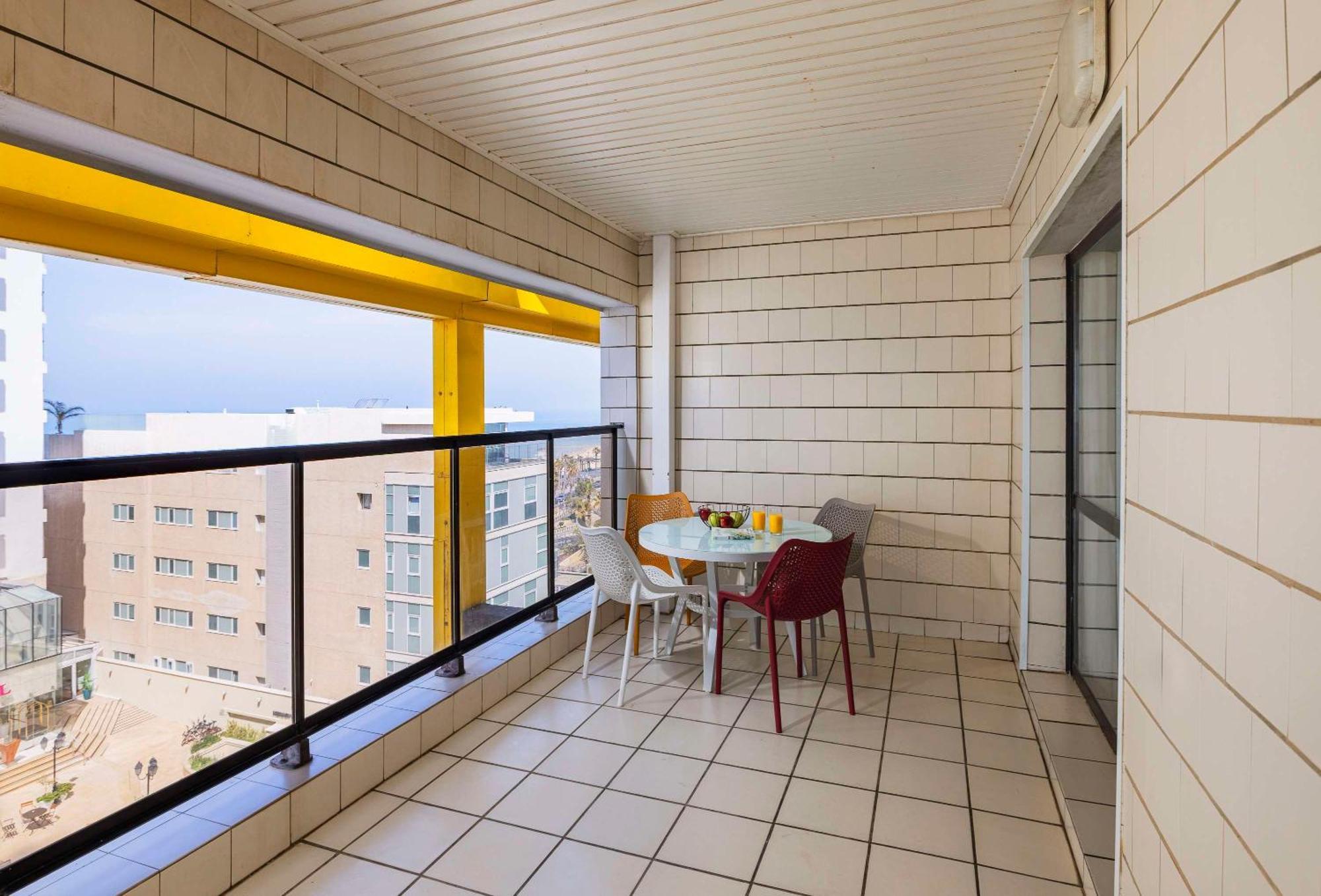 Executive One-Bedroom Suite Balcony Kitchenette & Sea View