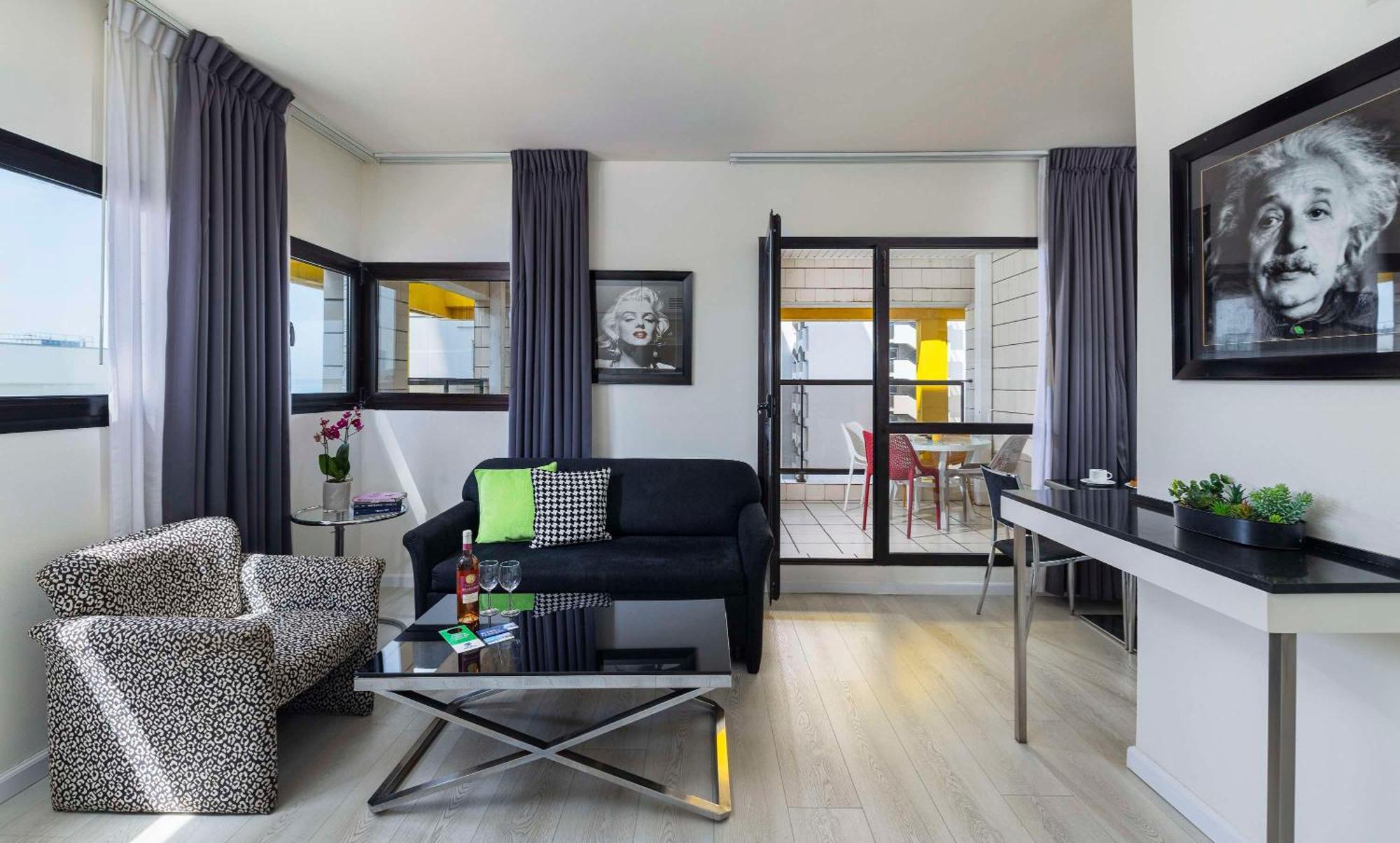 Executive One-Bedroom Suite Balcony Kitchenette & Sea View