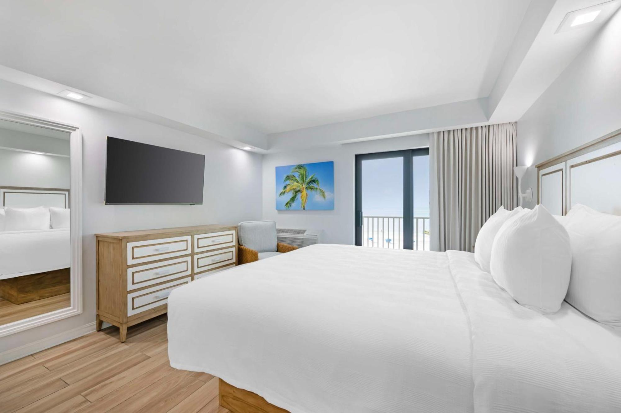 King Room Balcony Gulf View Kitchen Top Floor or Non-Smoking