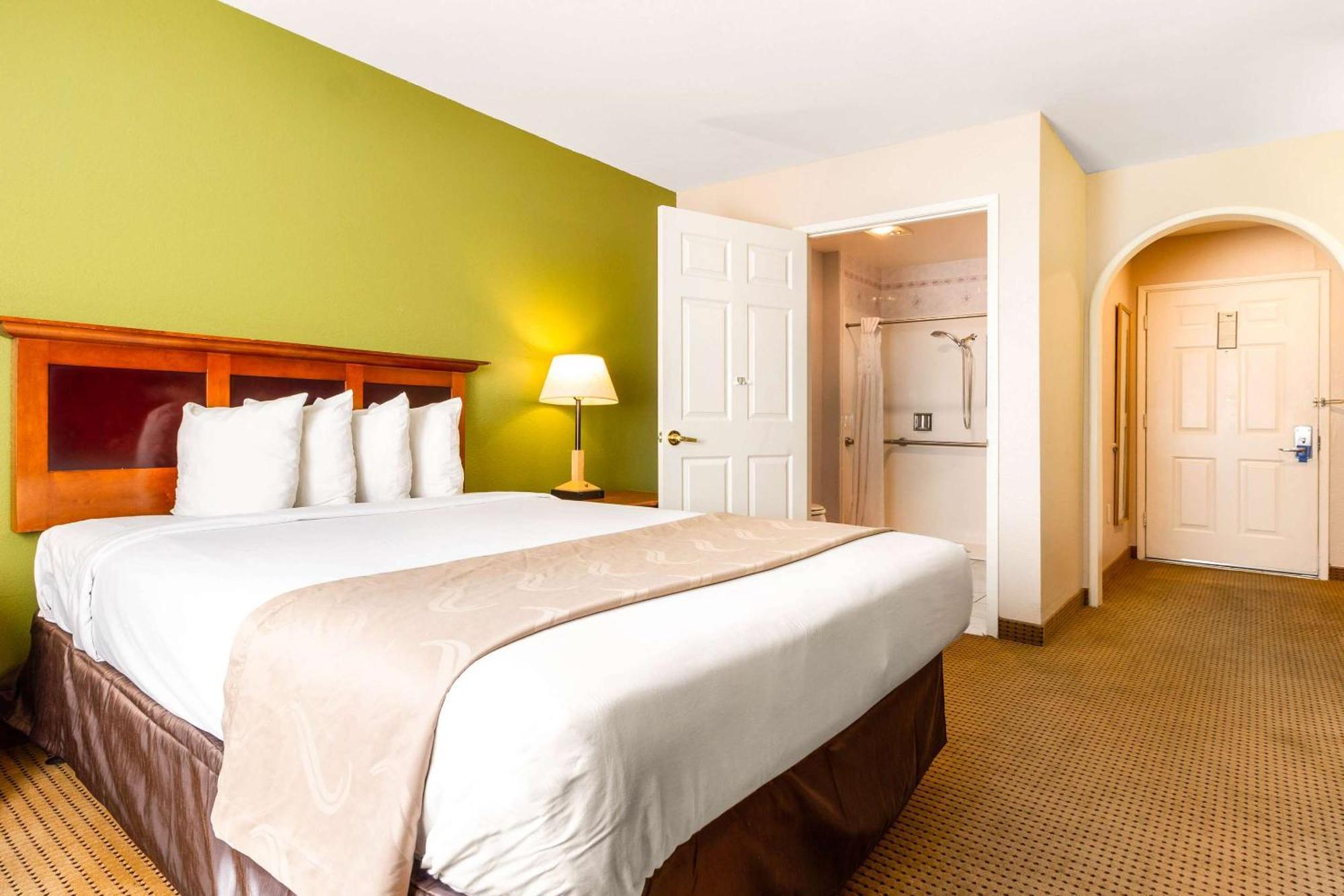Queen Room - Accessible/Non-Smoking