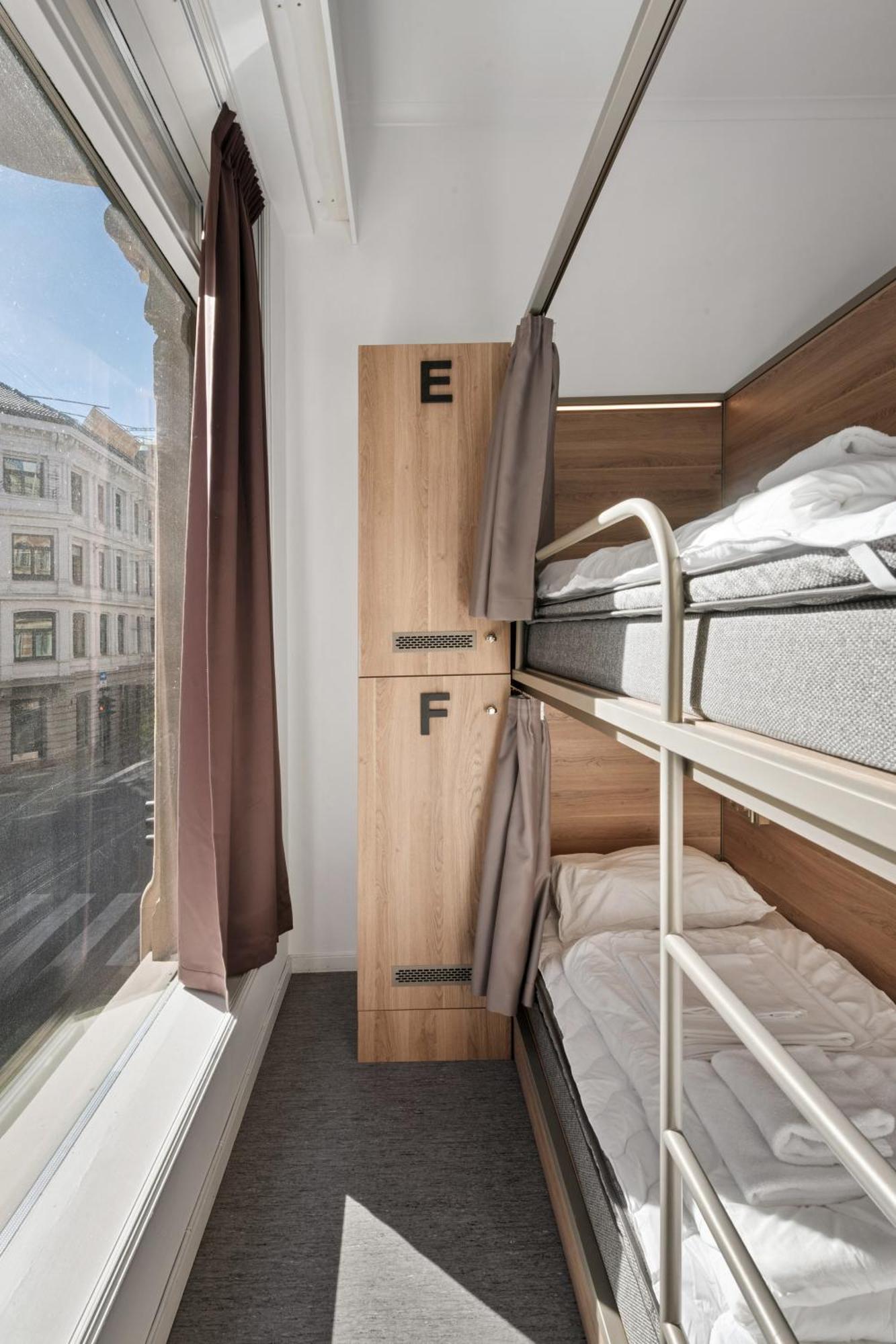 Single Bed 12-Bed Mixed Dormitory Room