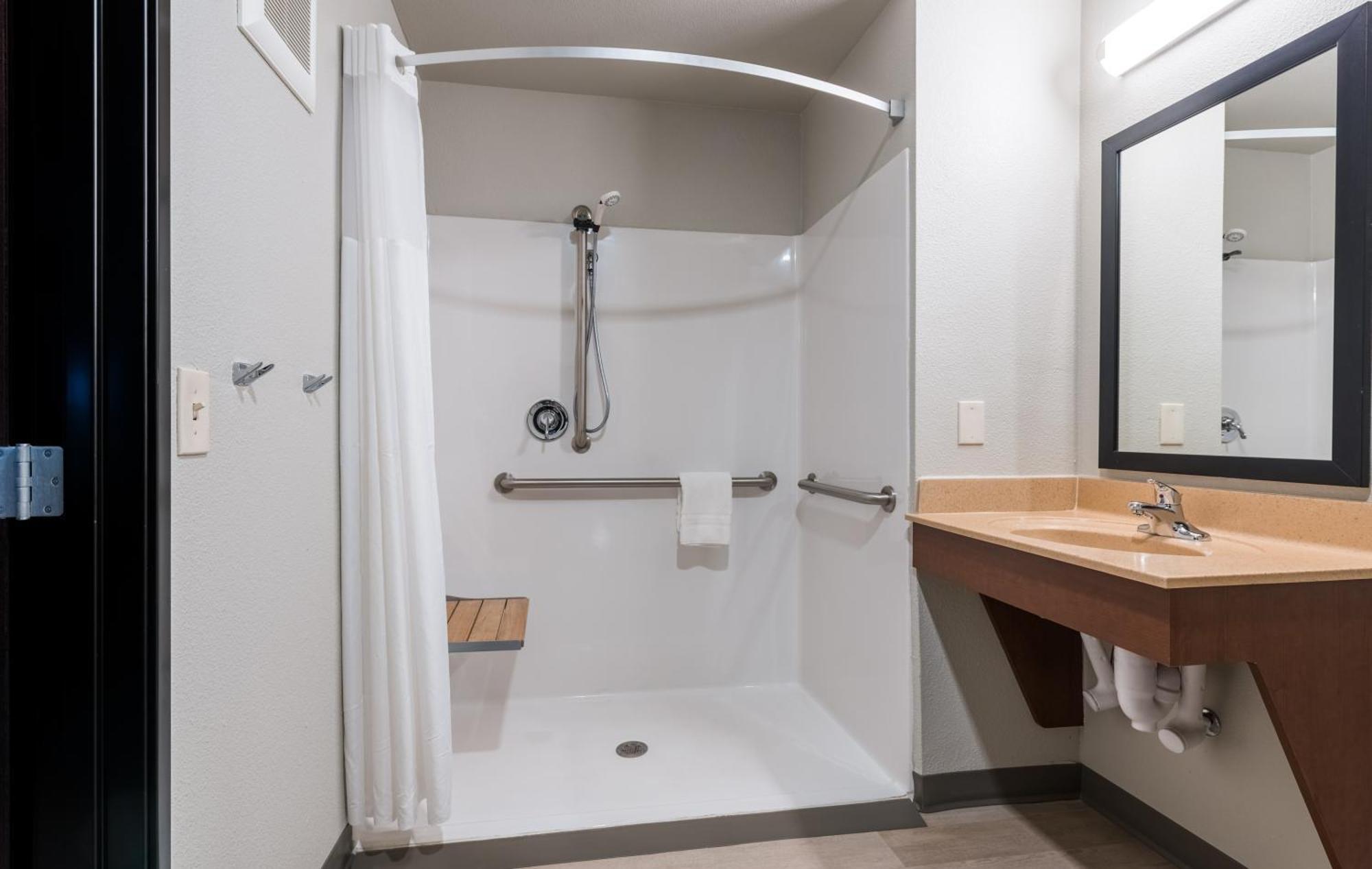 Queen Room Hearing & Mobility Accessible Roll Shower,1661681408:JPEG