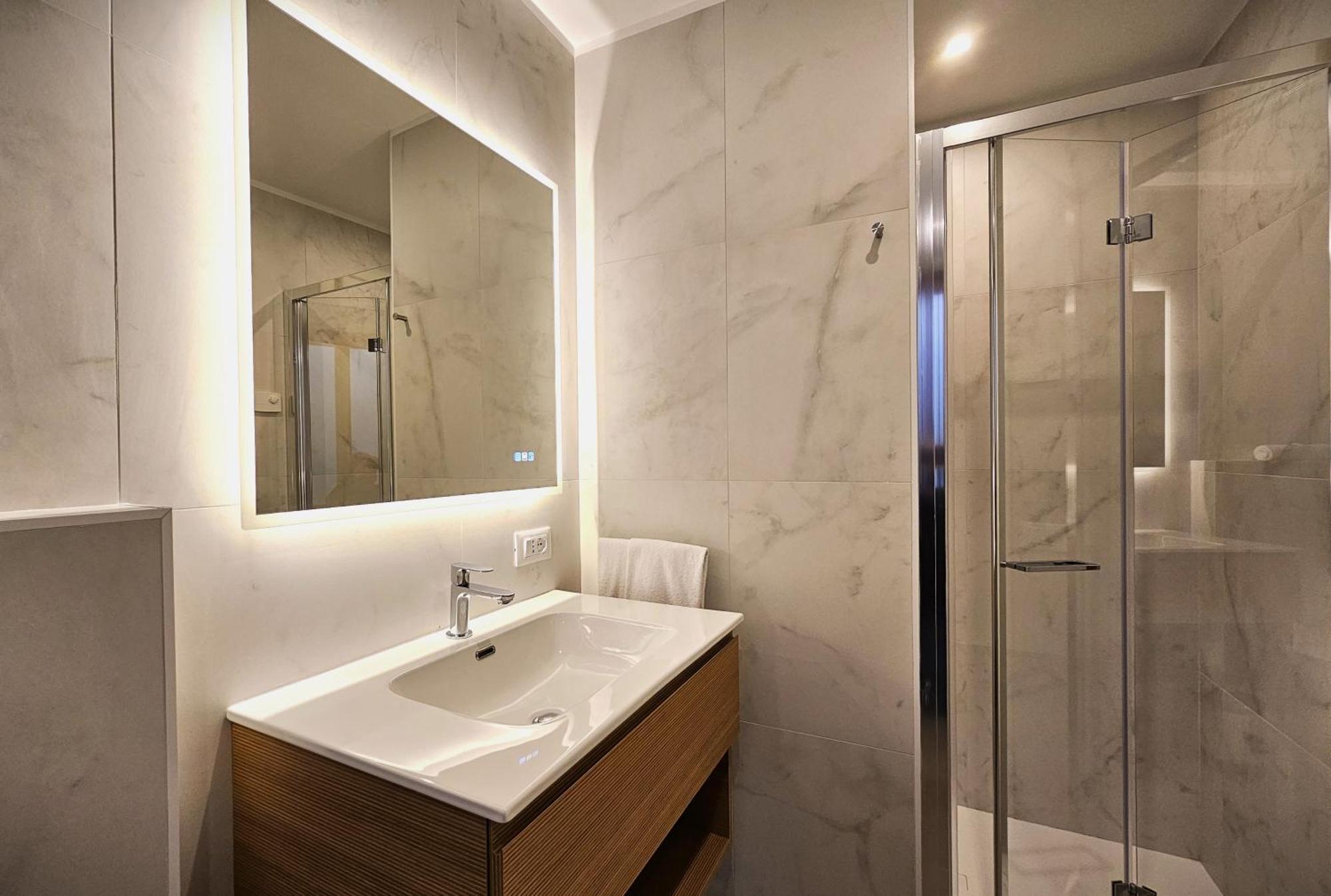 Deluxe Room,1662393337:JPEG