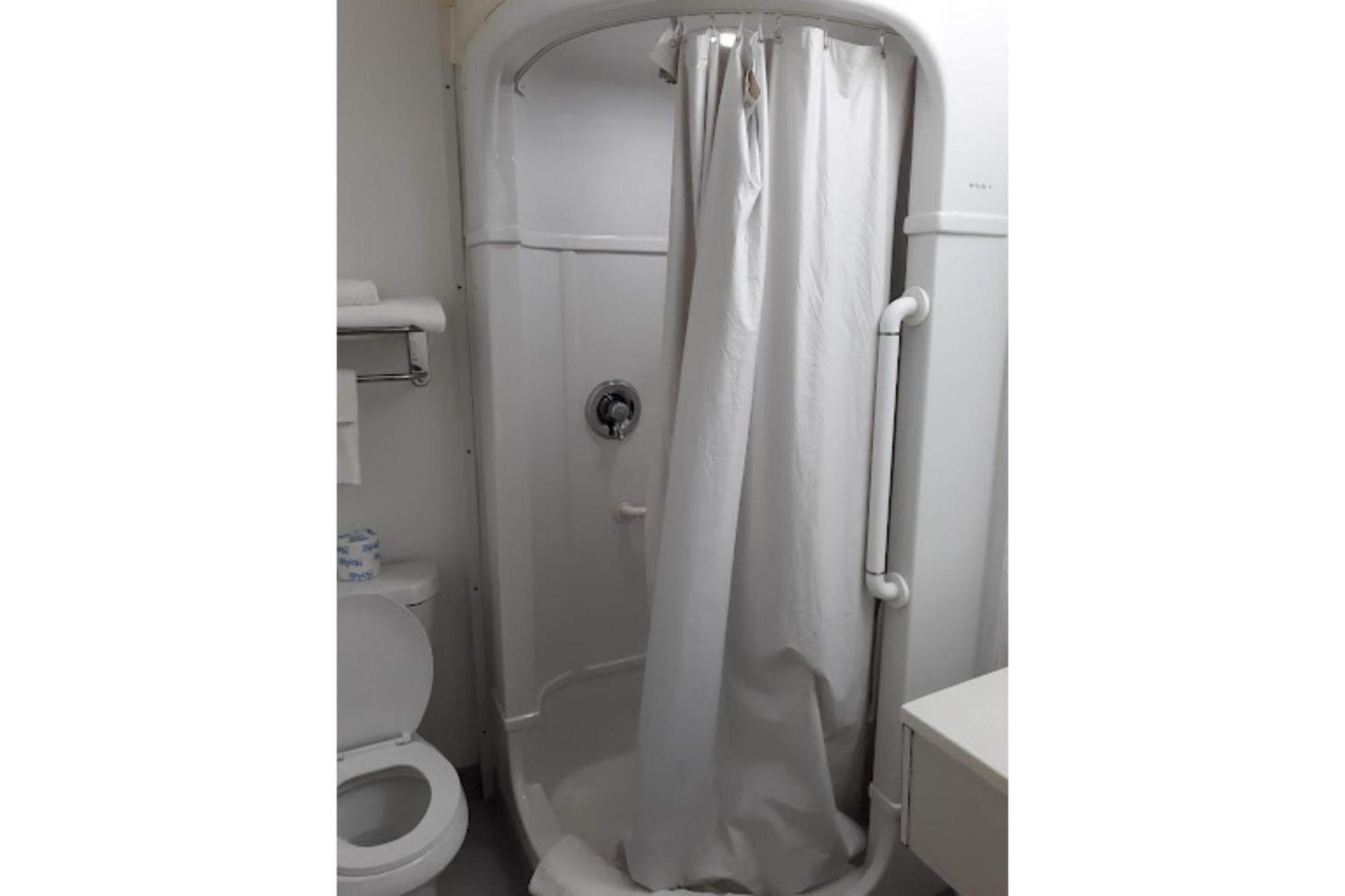 Queen Bed Accessible Non-Smoking