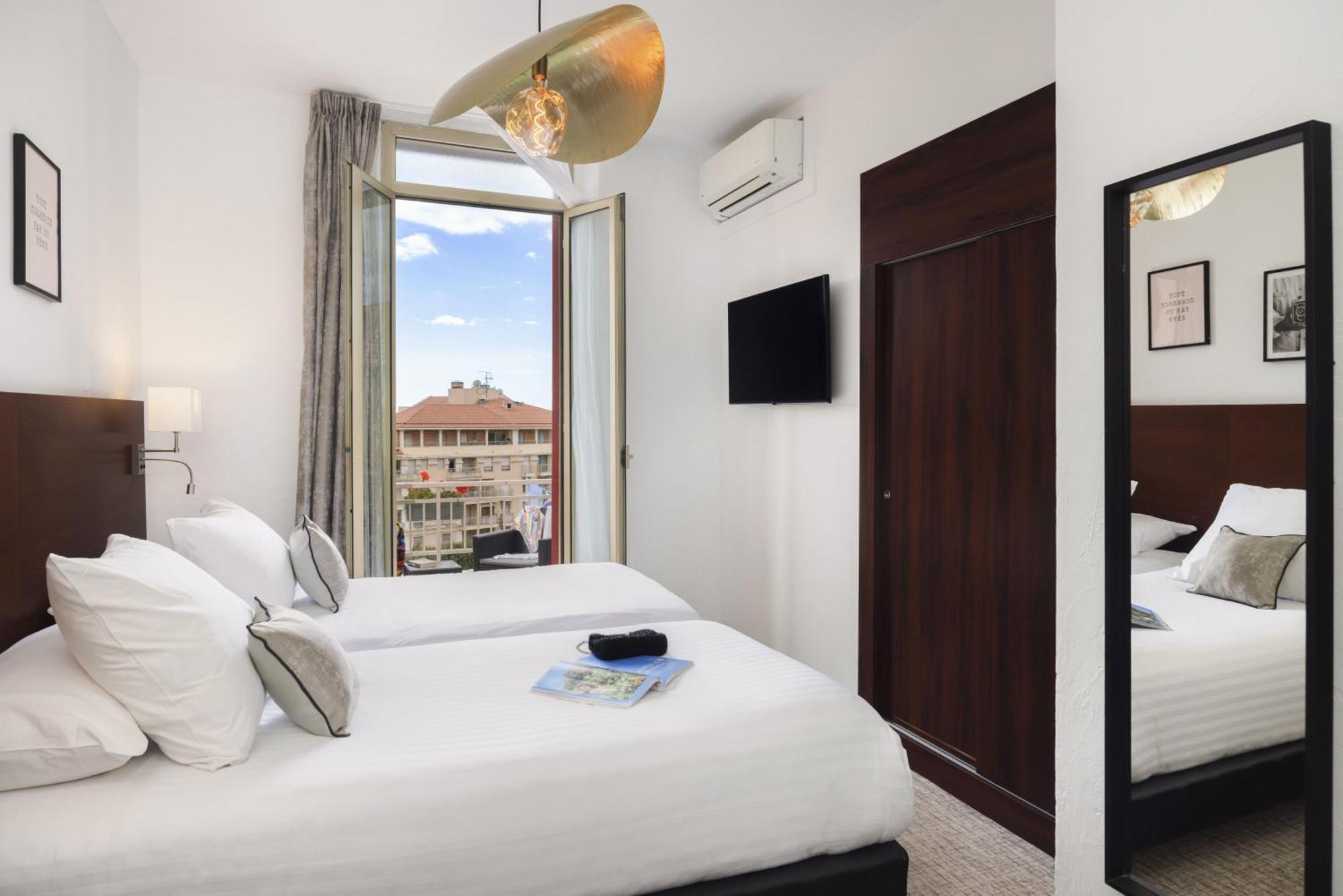 Deluxe Queen Room Sea View Non-Smoking