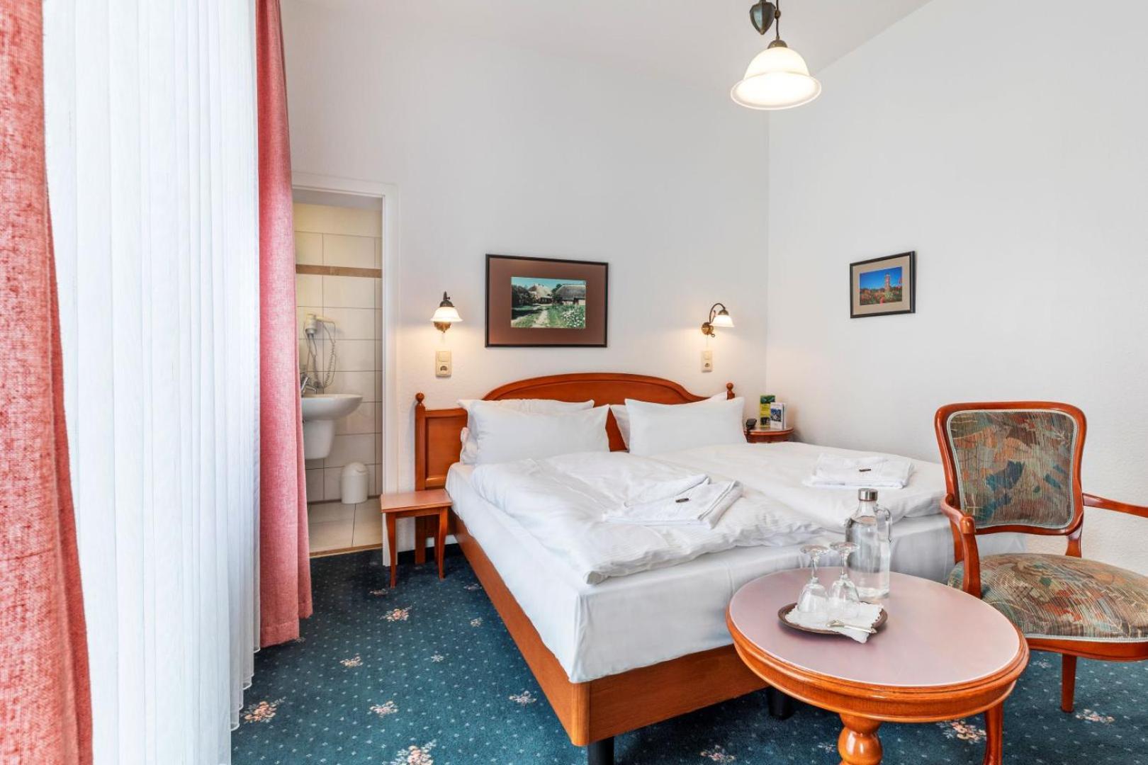 Small Double Room,1662975913:JPEG