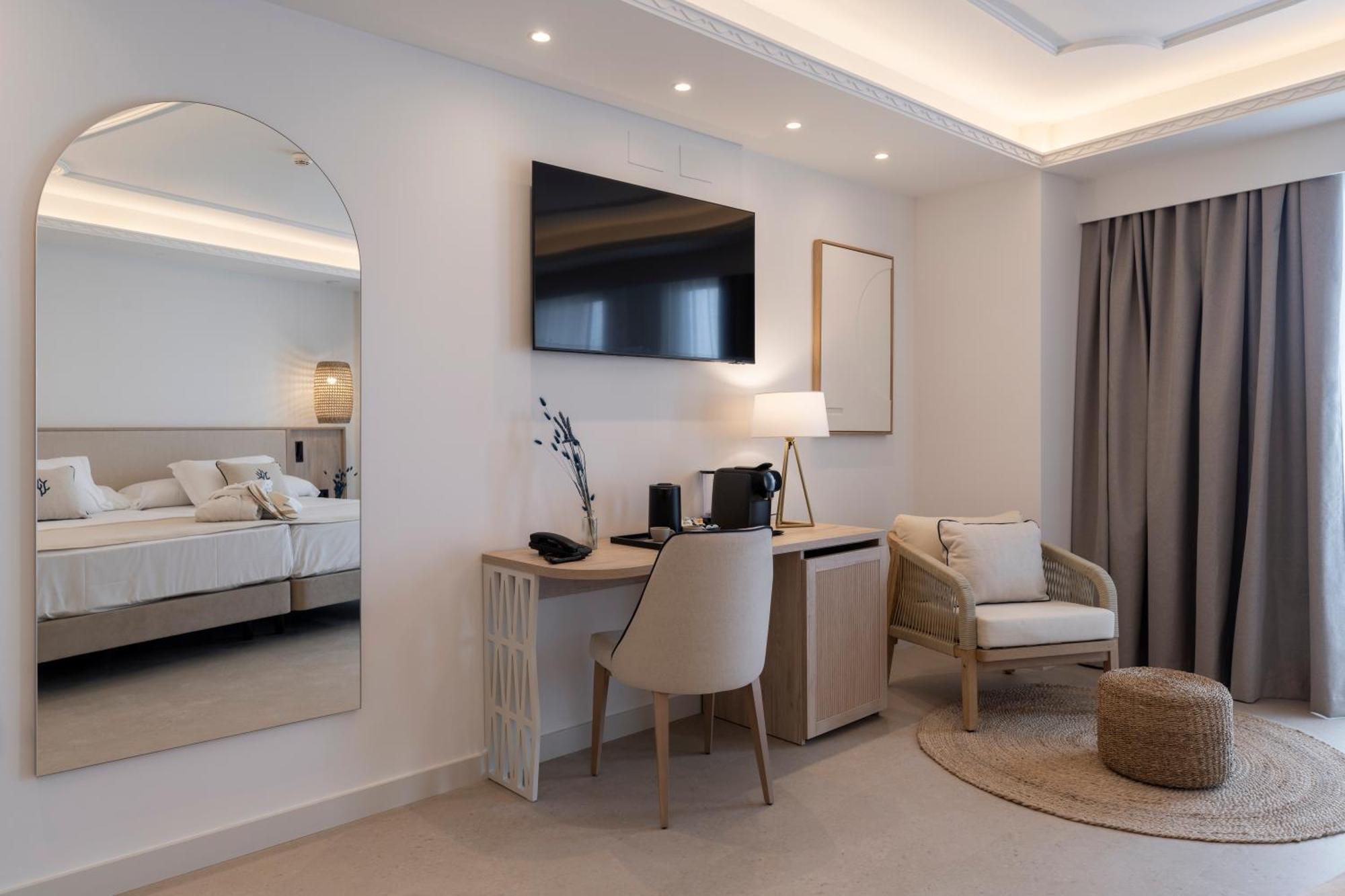 Quadruple Room with Sea View,1662976829:JPEG
