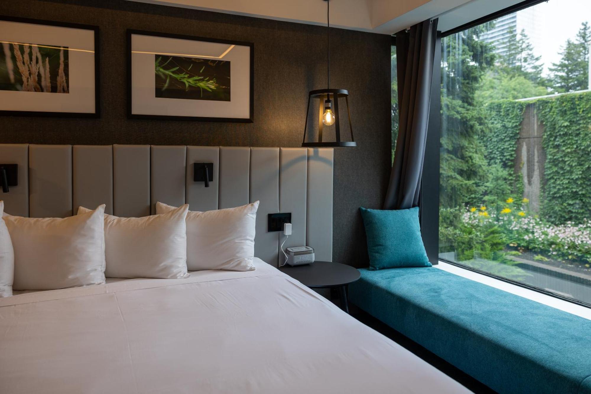 Superior Room 1 King Bed