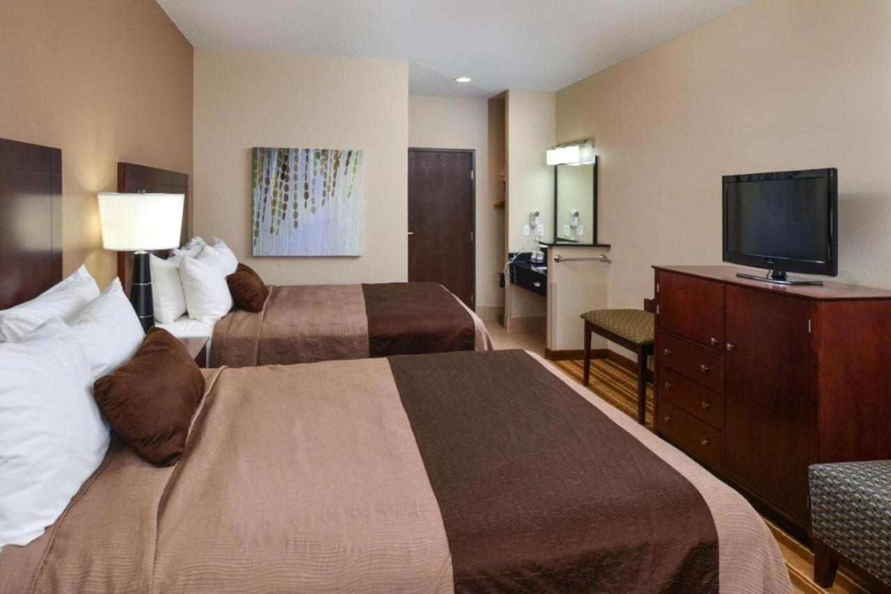 Quadruple Room Two Queen Beds Non Smoking or Pet Friendly,1662984133:JPEG