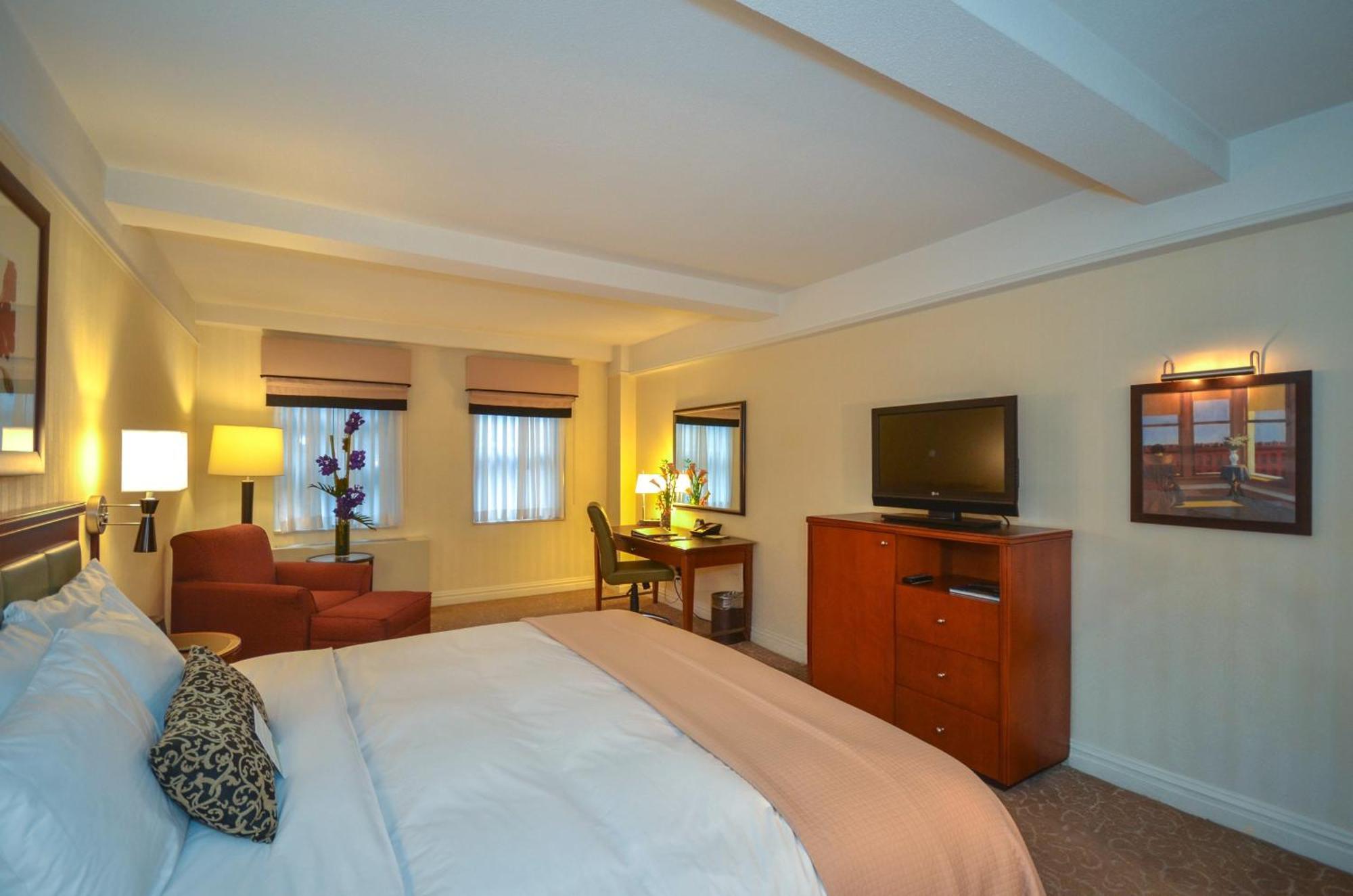 Deluxe Room Queen