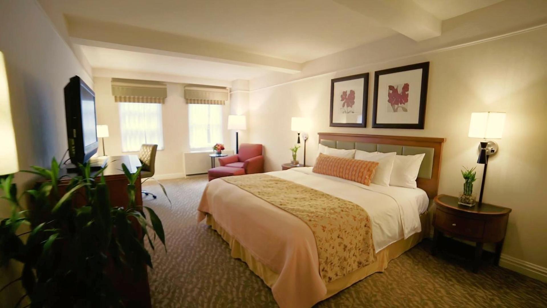 Deluxe Room Queen