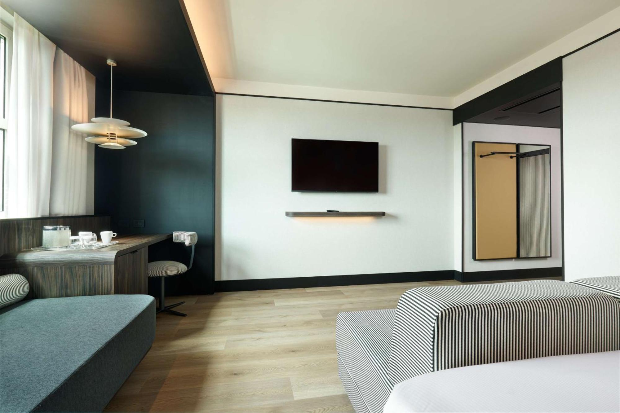 King Executive Family Room Lounge Access