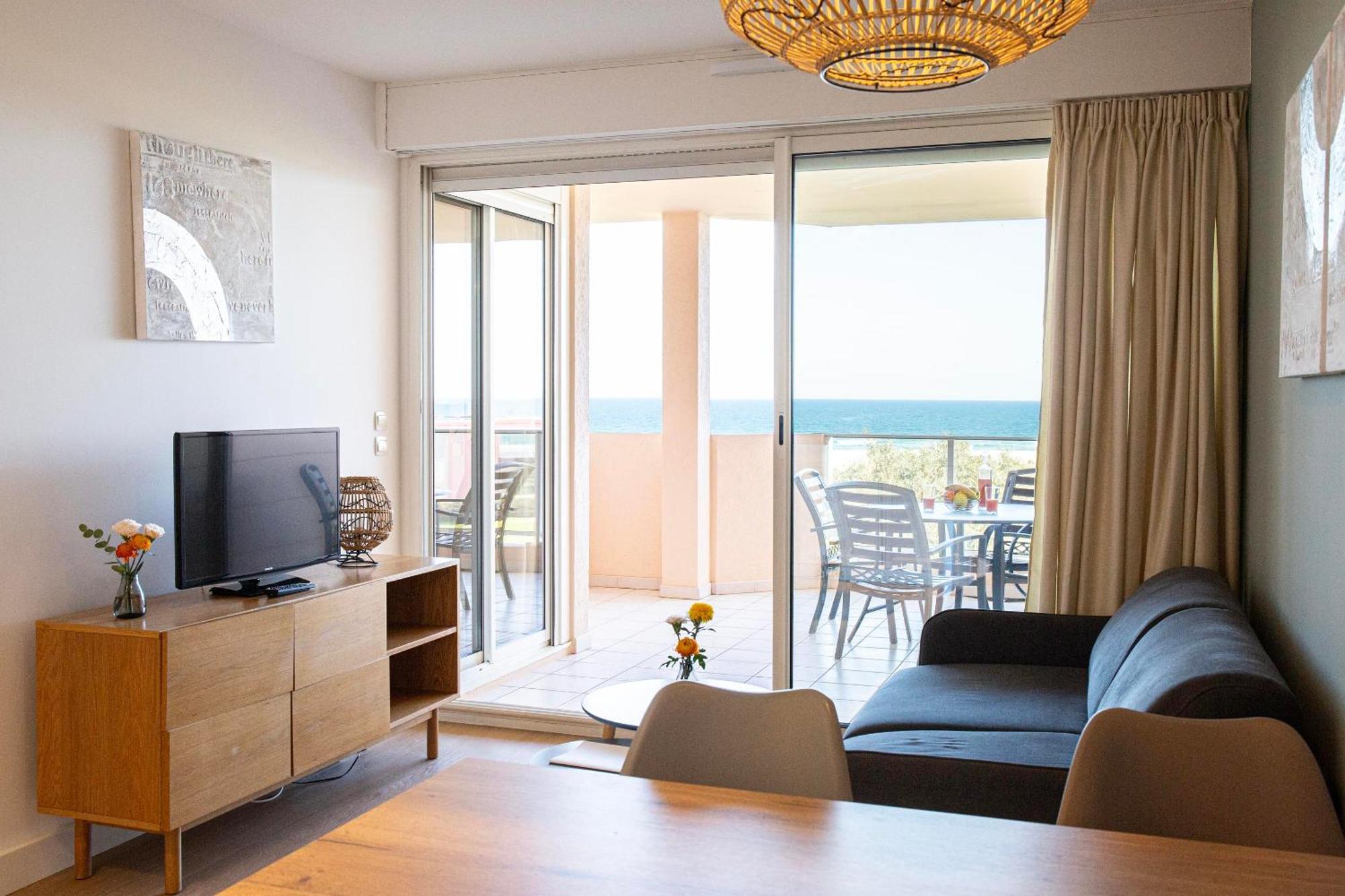 One-Bedroom Apartment Sea View