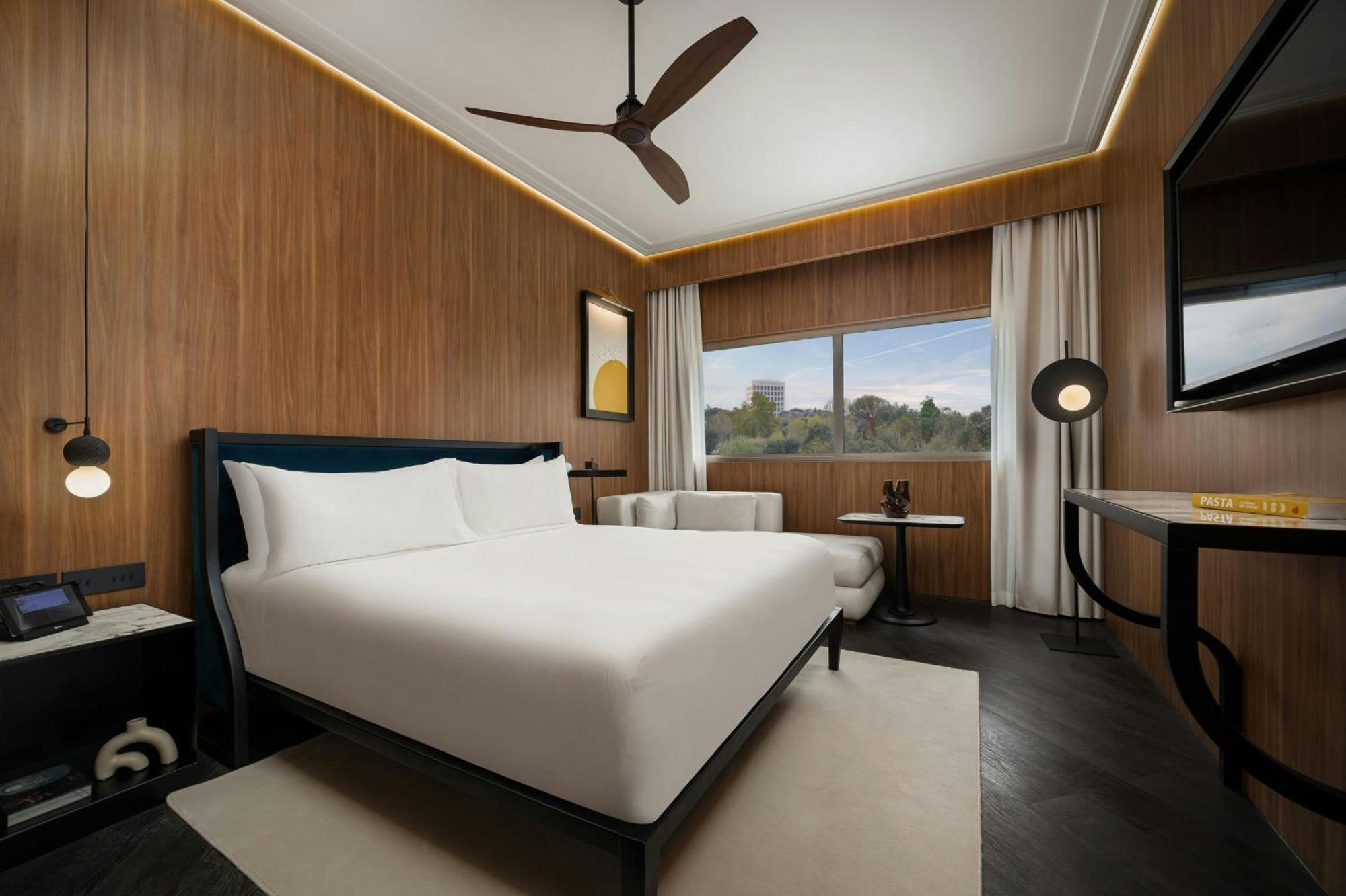 Arc King Room