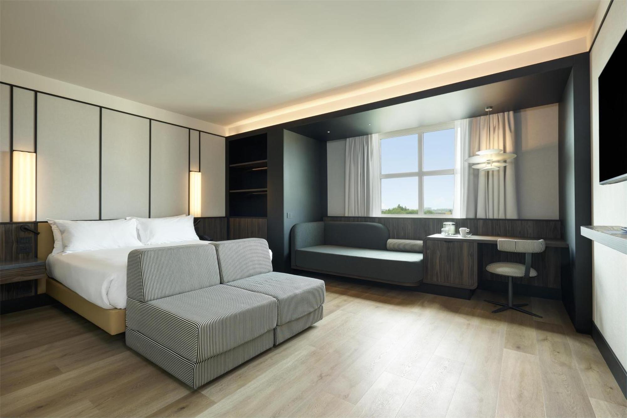 King Executive Family Room Lounge Access