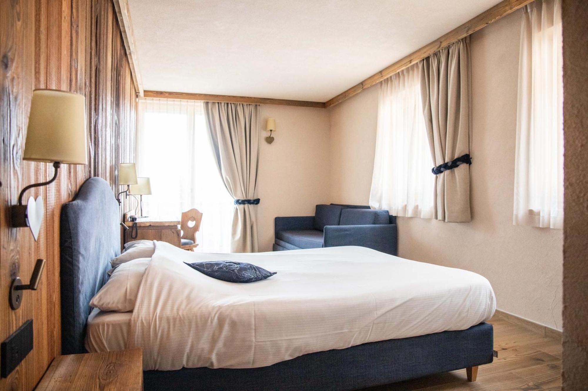 Deluxe Double Room with Balcony,1664661087:JPEG