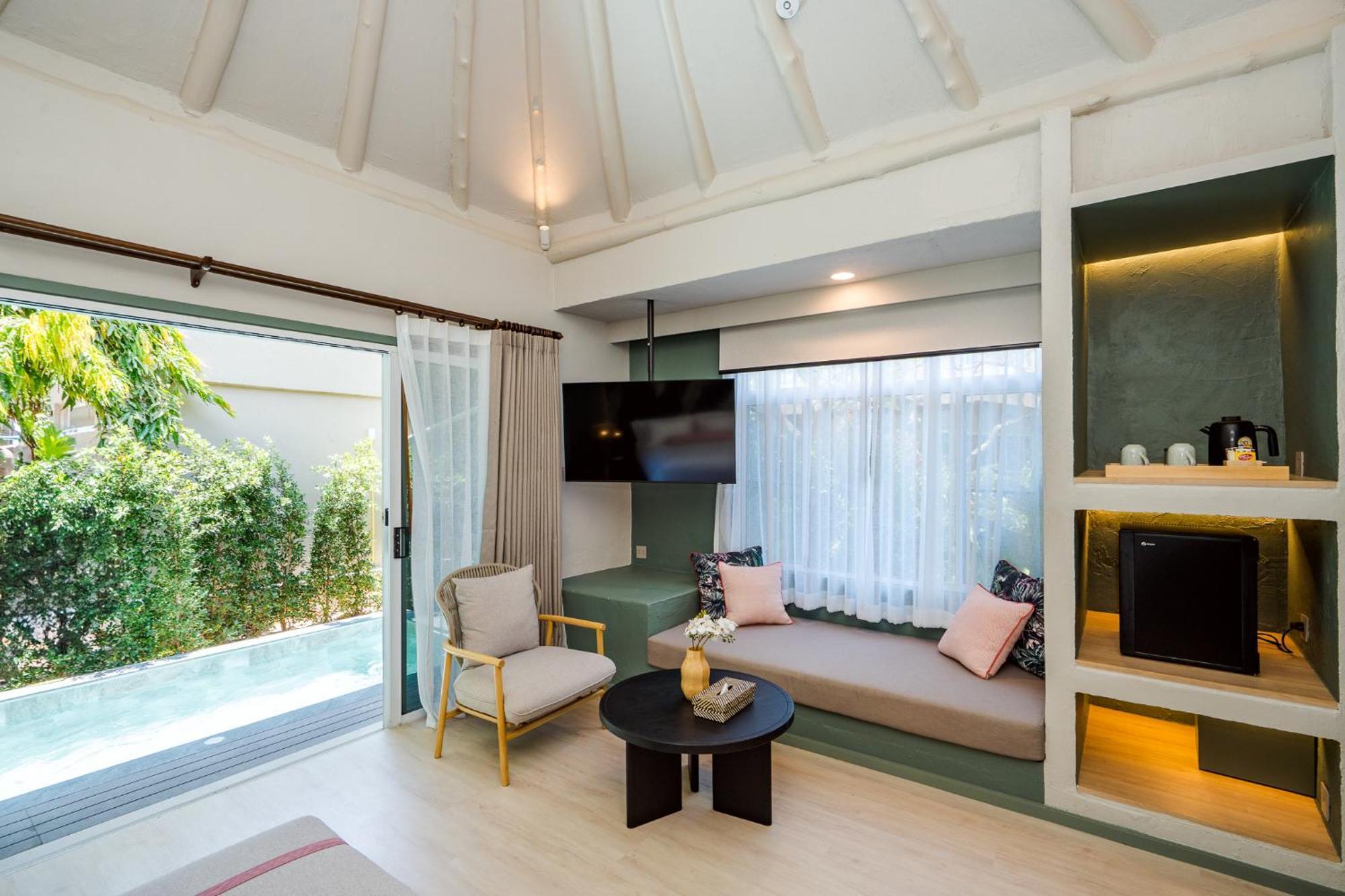 Double or Twin Room private Pool