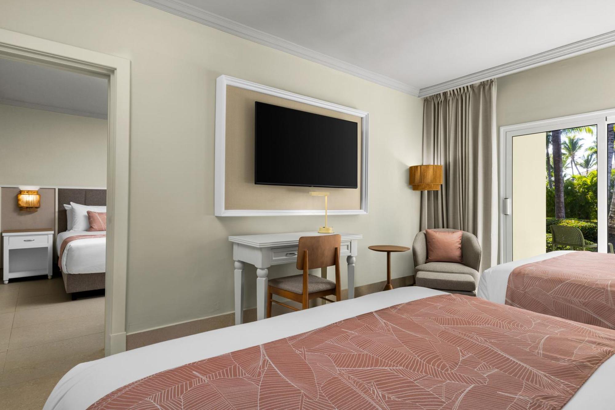 Club Family Junior Suite One King Bed Two Queen Beds Tropical View,1666660402:JPEG