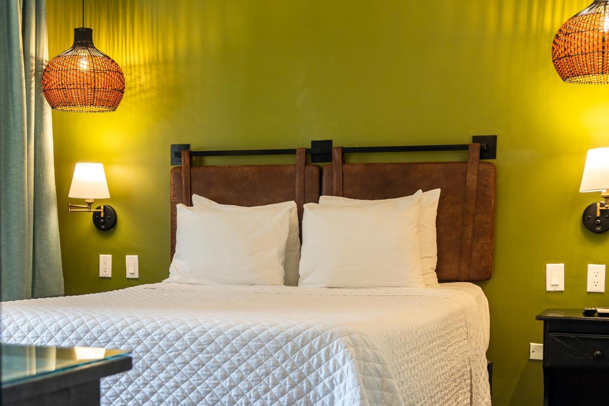 Standard Room One Queen Bed