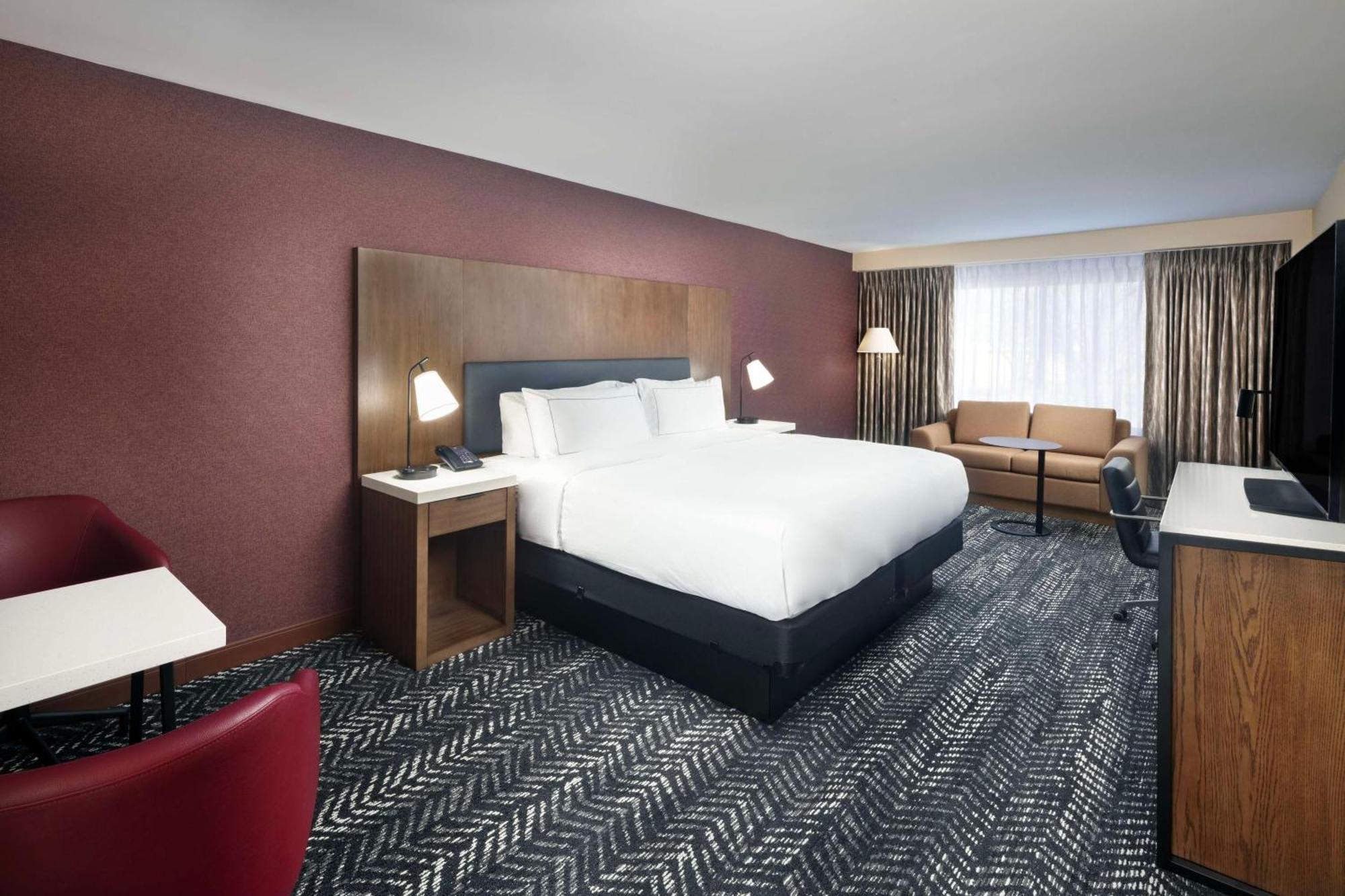 King Room with Kitchenette and Large Shower - Mobility Accessible