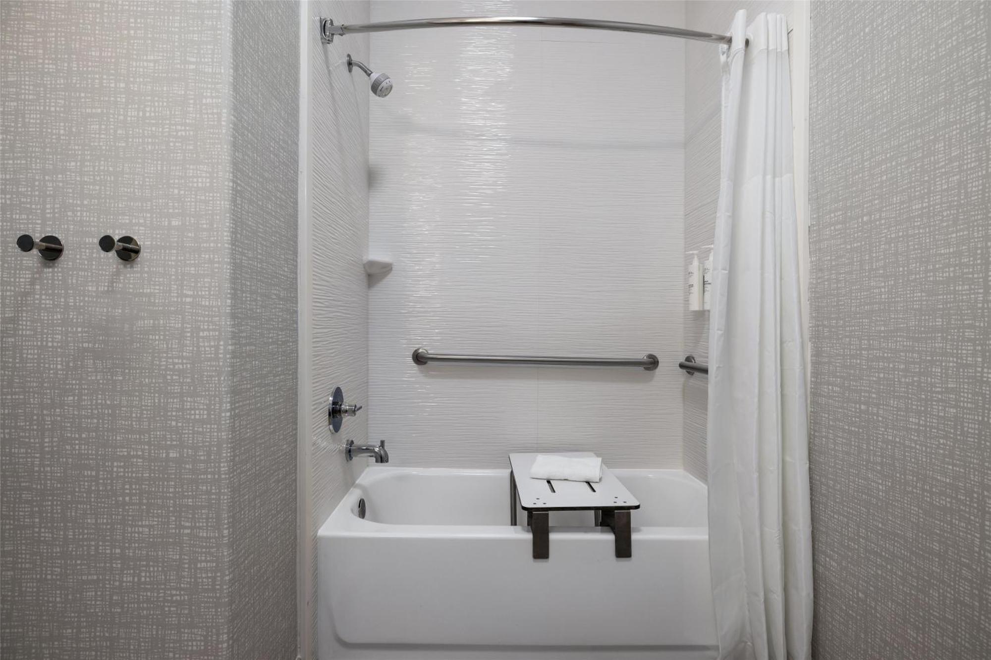Double Room Two Queen Beds Bath Tub Mobility Access