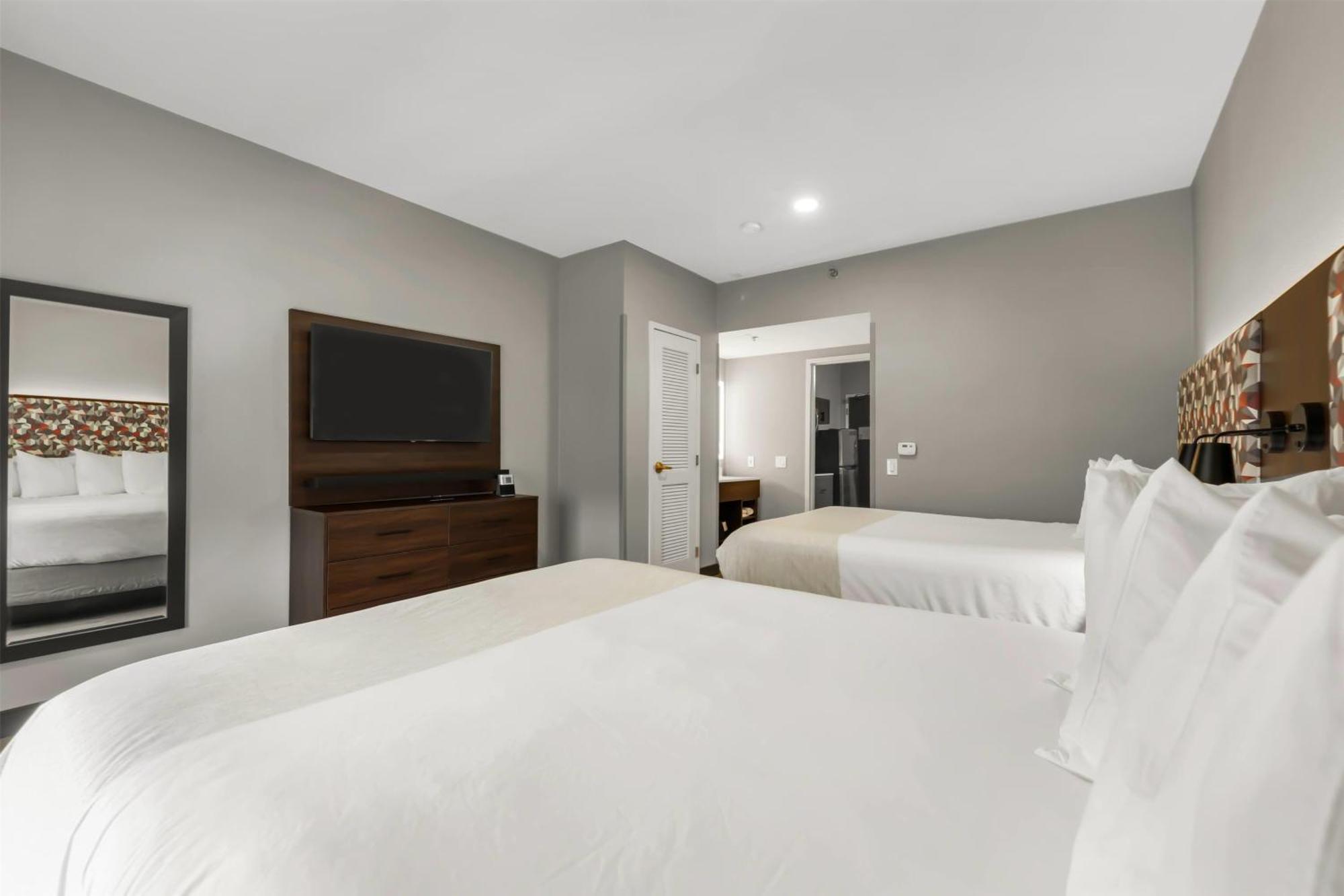 Suite Two Queen Beds Full Kitchenette Mobility Access or Non-Smoking,1653539327:JPEG