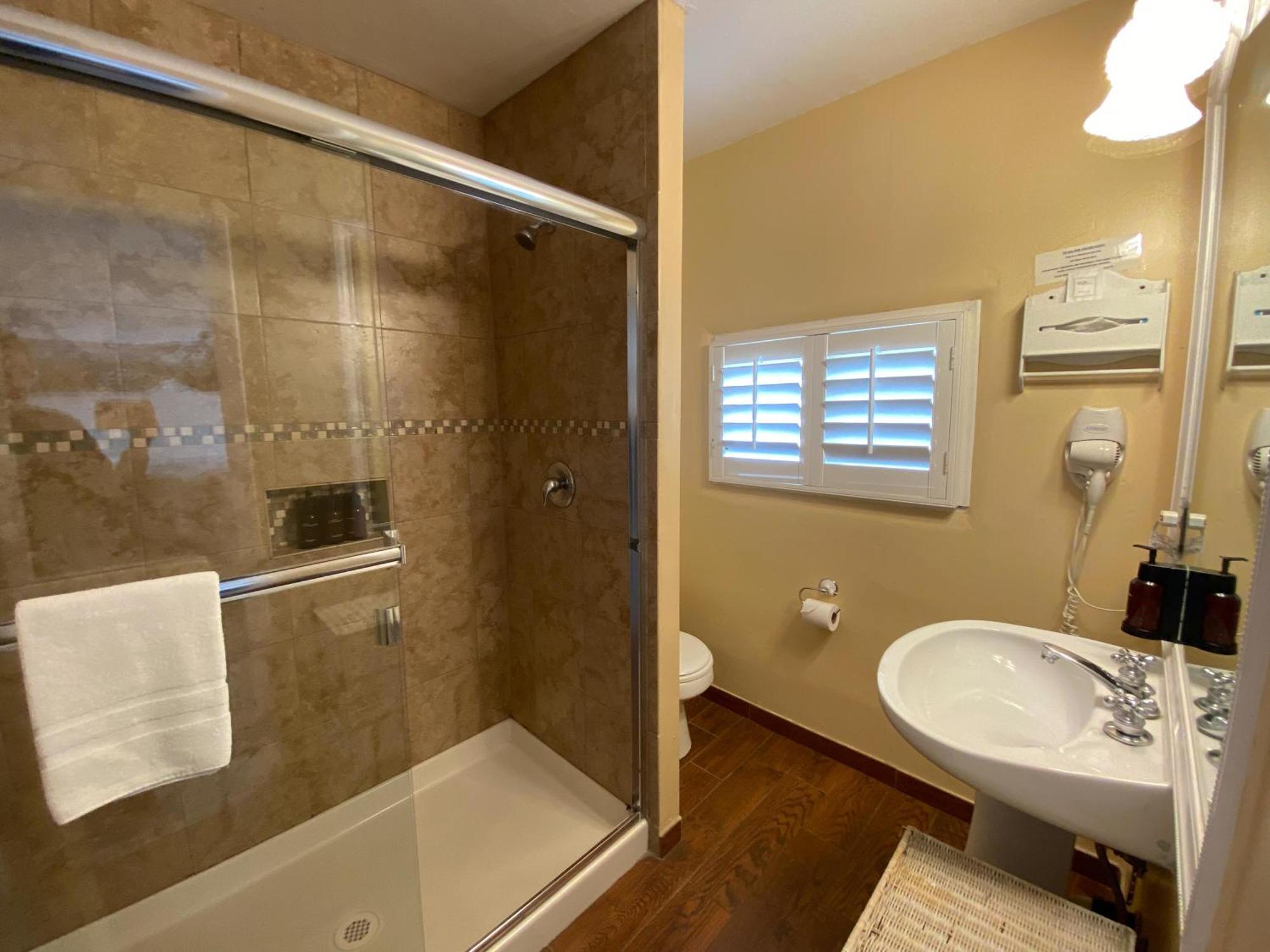 Executive Suite,1672586660:JPEG