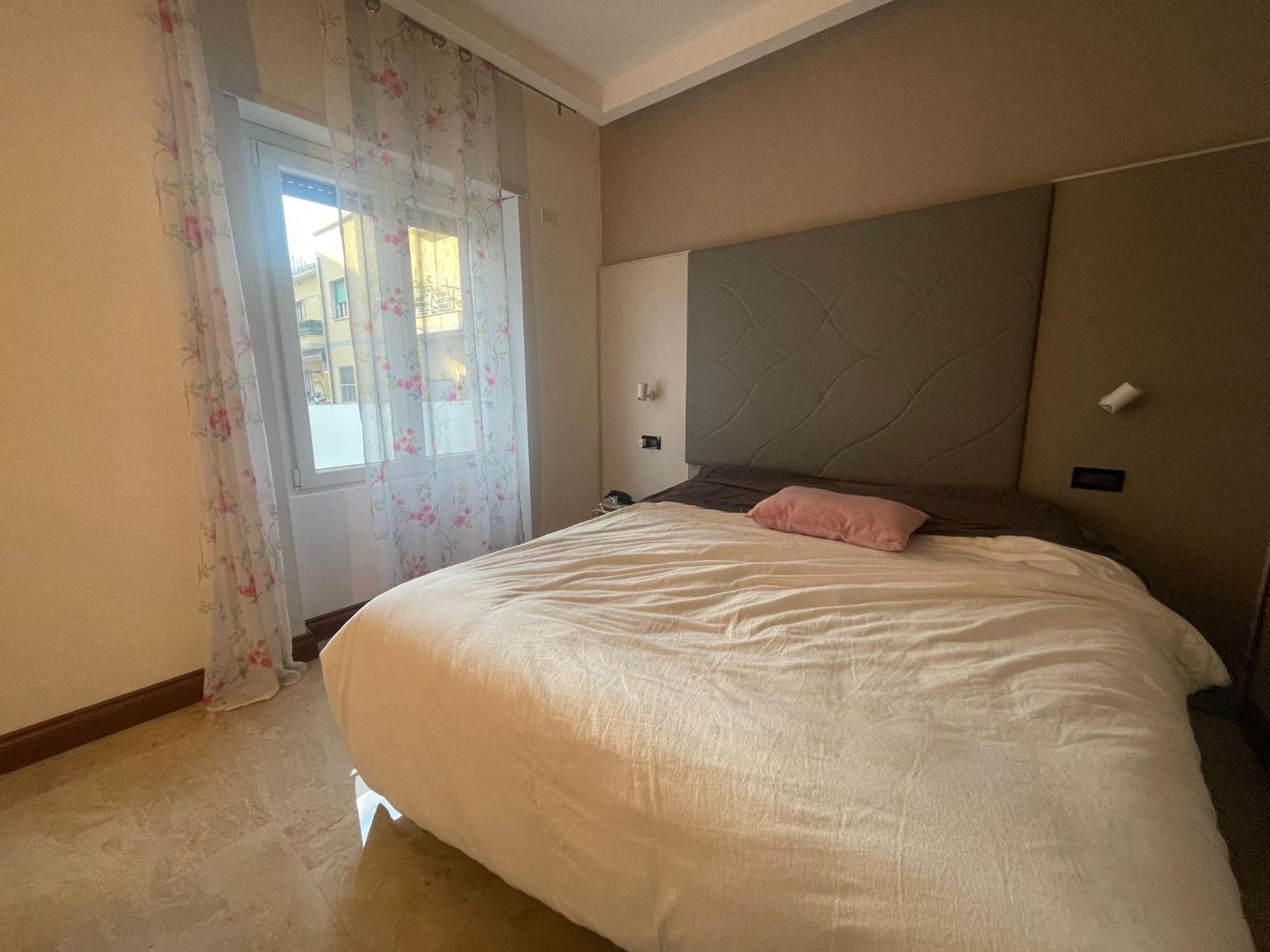 Deluxe One-Bedroom Apartment