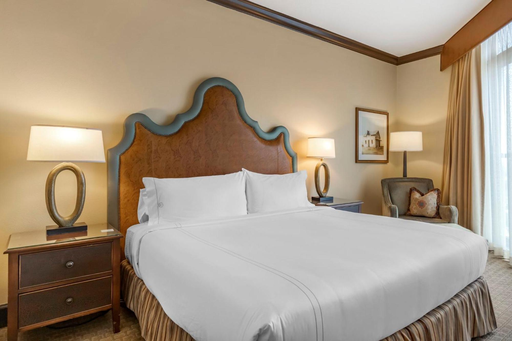 Traditional Room 1 King Bed Balcony