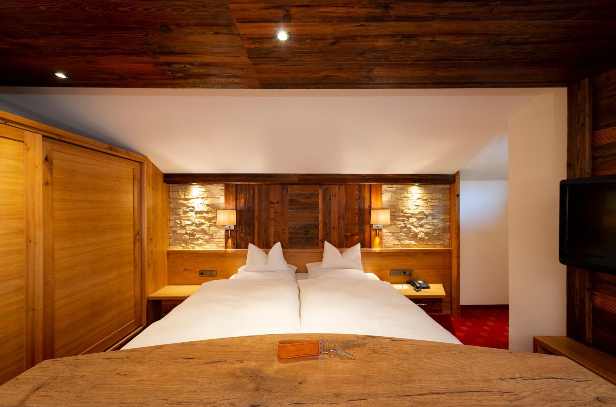 Deluxe Double Room,1681178279:JPEG