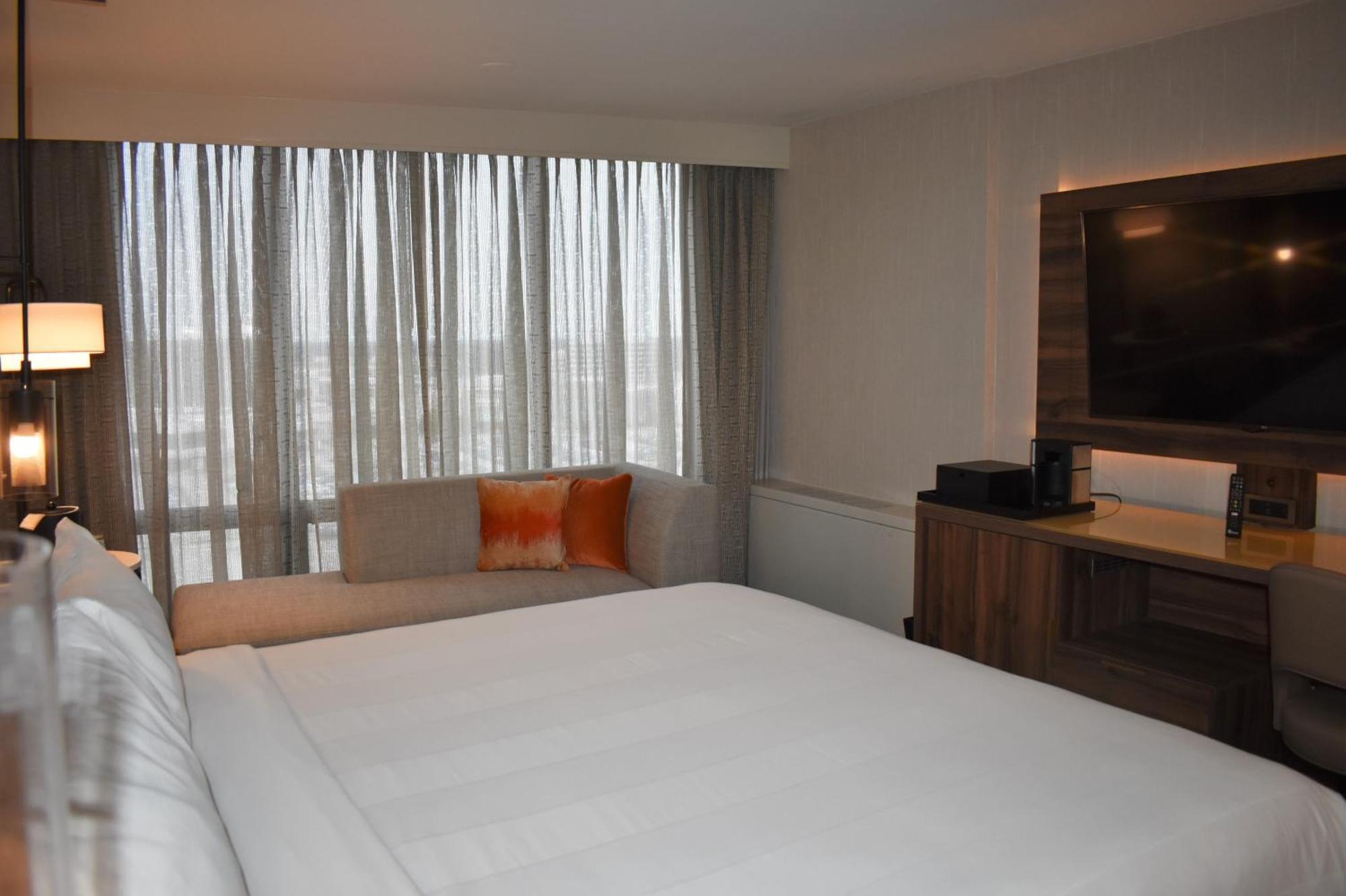 Guest Room with King Bed and Concierge Lounge Access,1667431882:JPEG