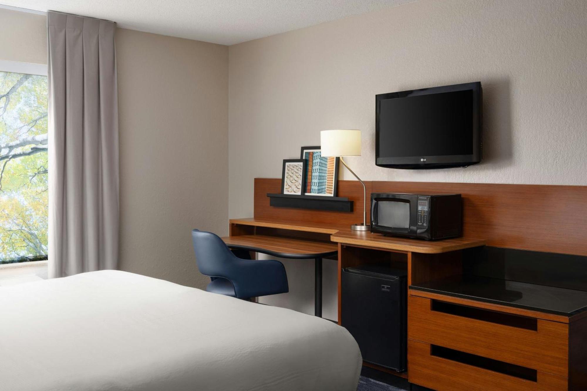 King Room with Roll-in Shower - Mobility Accessible