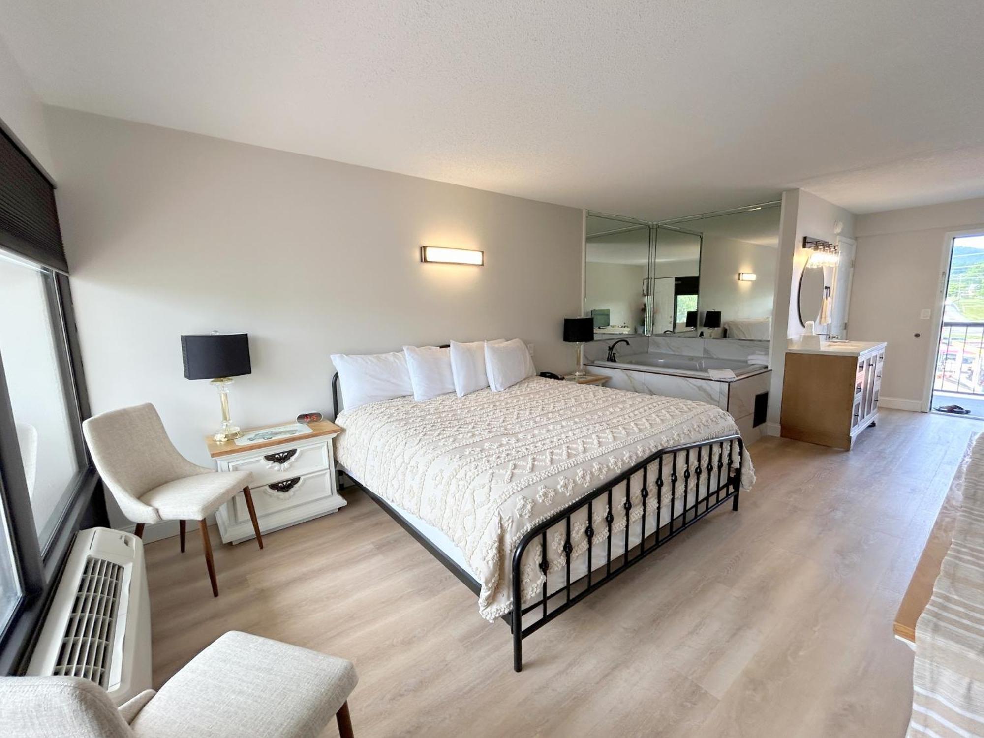 Deluxe King Room Spa Bath