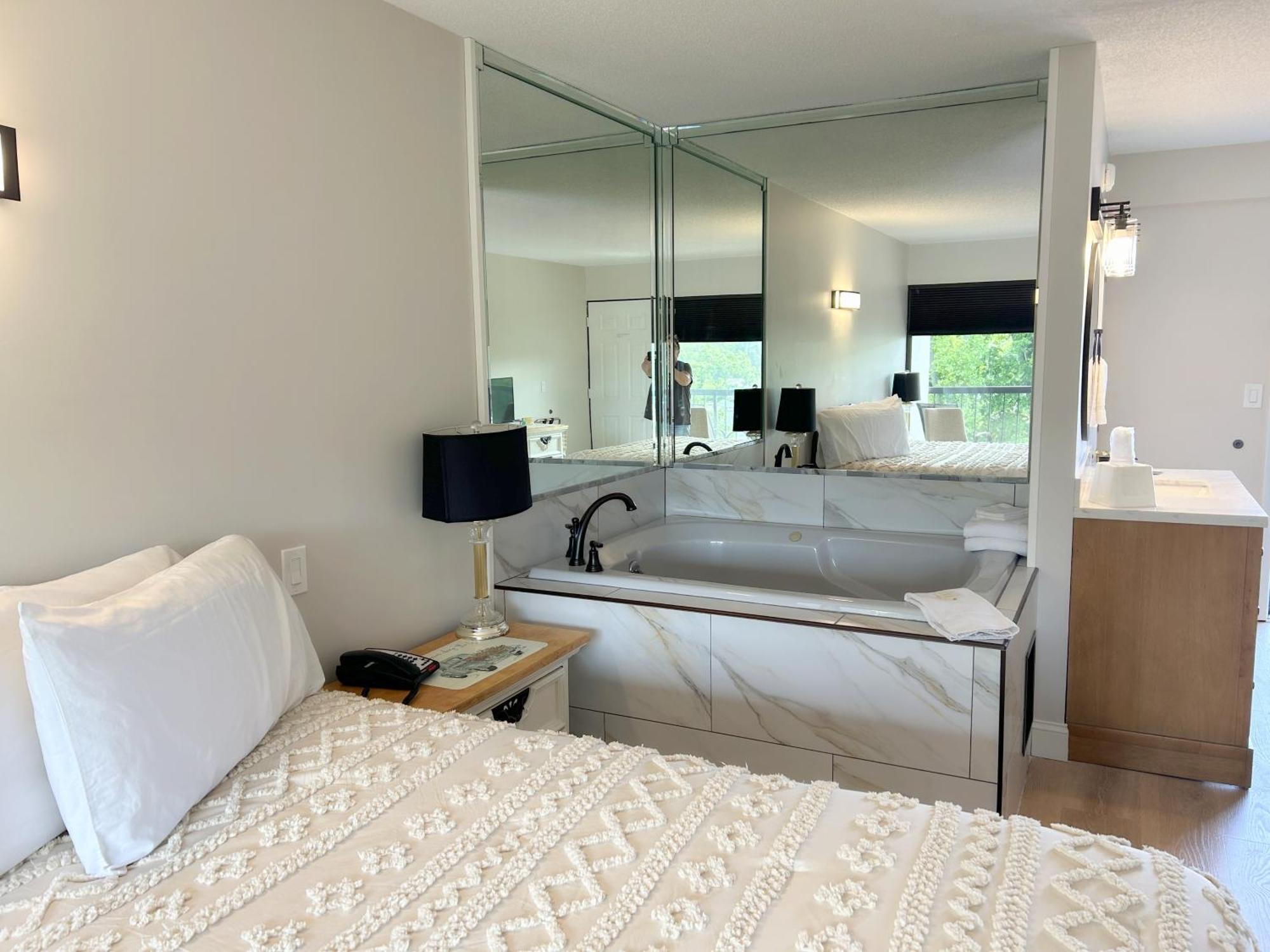 Deluxe King Room Spa Bath